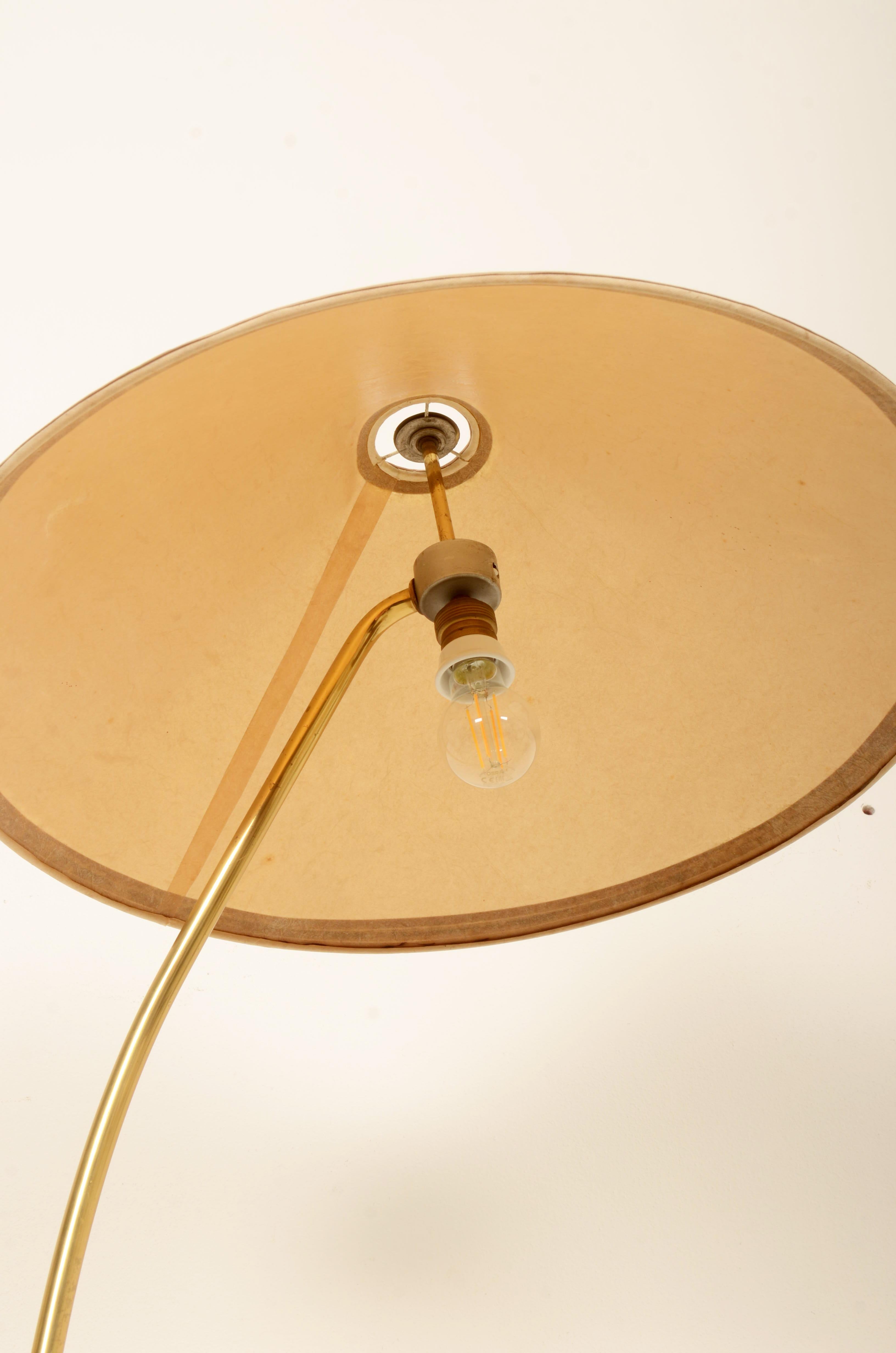 Lampadaire en laiton du milieu du siècle dernier de Rupert Nikoll en vente 4