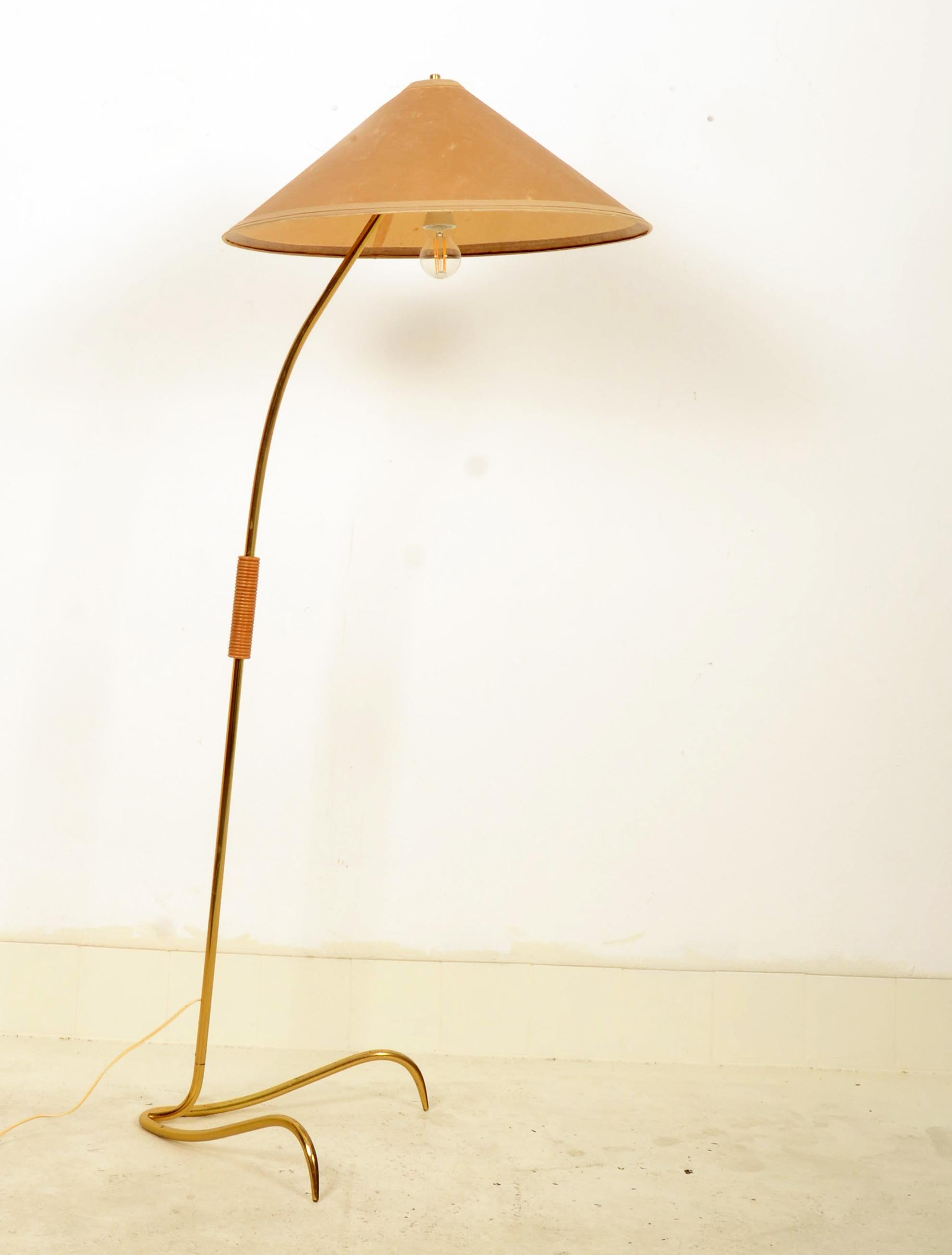 Cadre en laiton avec support en bois avec une douille E27 et un abat-jour original. Un nouvel abat-jour est possible sur demande pour 220USD.
