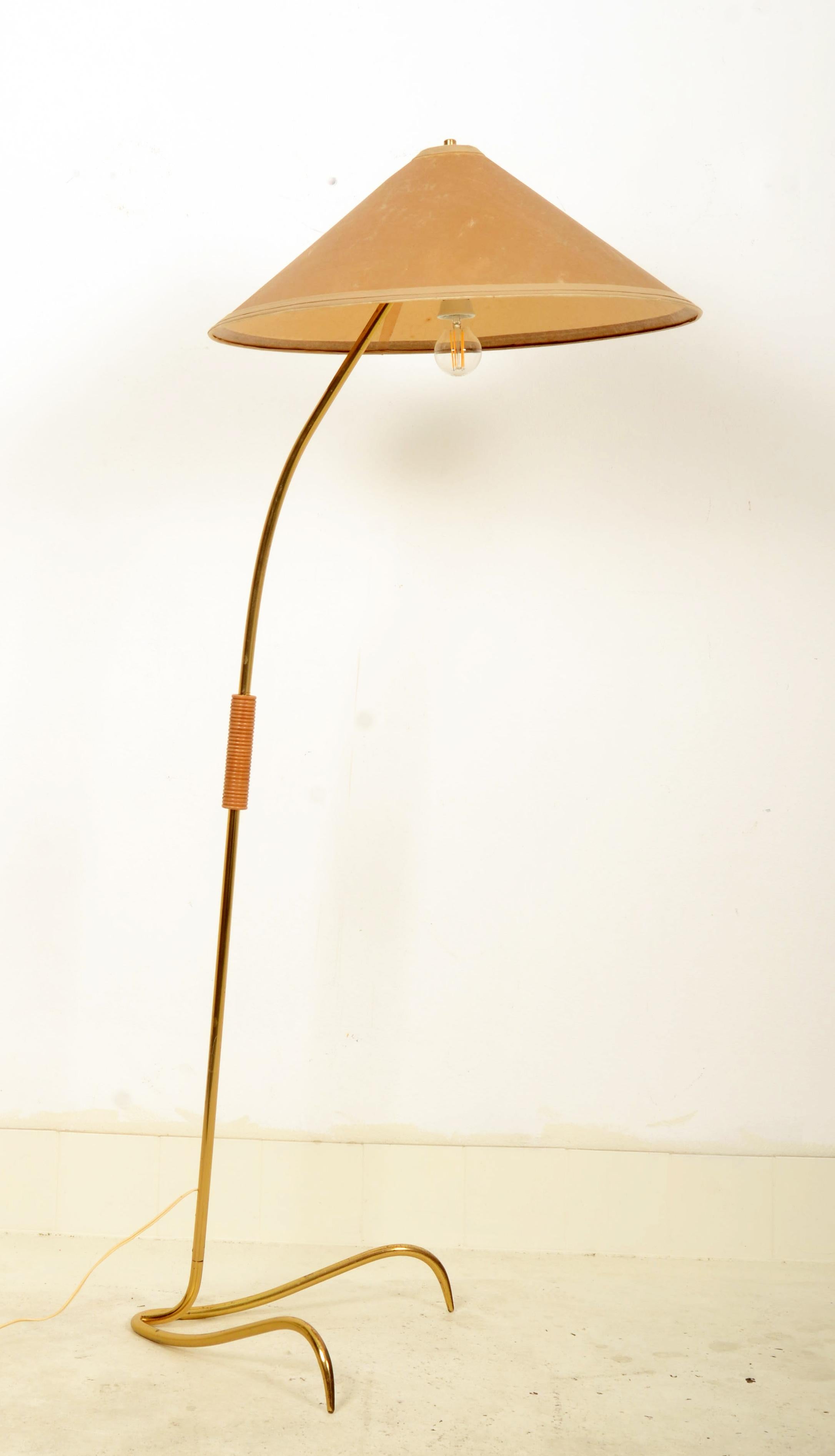 Mid-Century Modern Lampadaire en laiton du milieu du siècle dernier de Rupert Nikoll en vente
