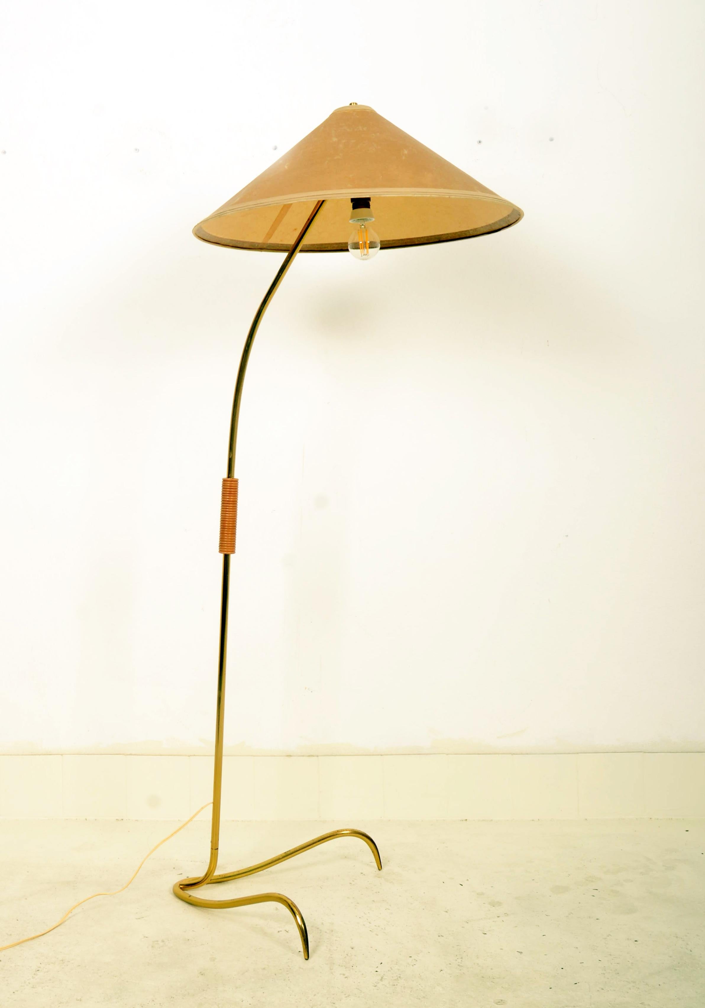 Lampadaire en laiton du milieu du siècle dernier de Rupert Nikoll Bon état - En vente à Vienna, AT