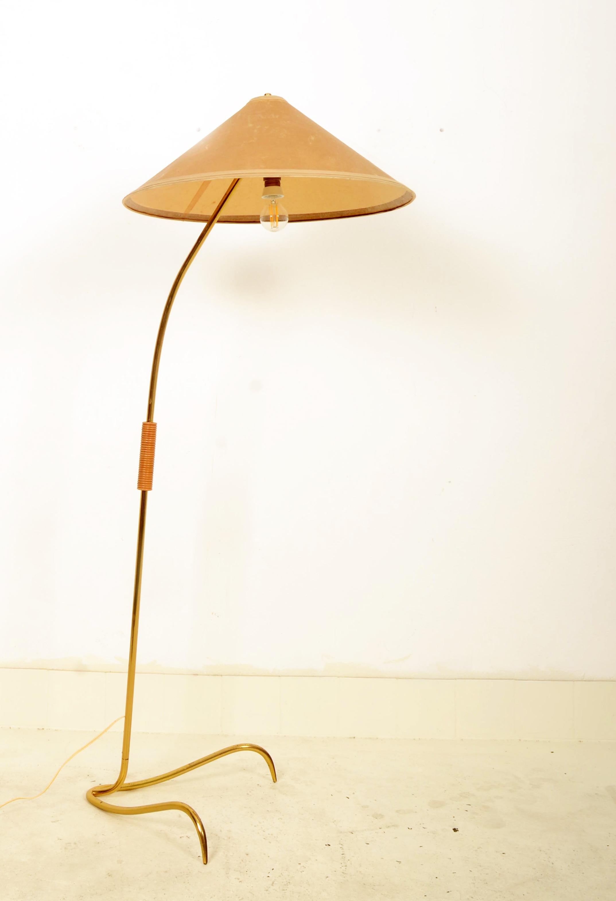 Milieu du XXe siècle Lampadaire en laiton du milieu du siècle dernier de Rupert Nikoll en vente