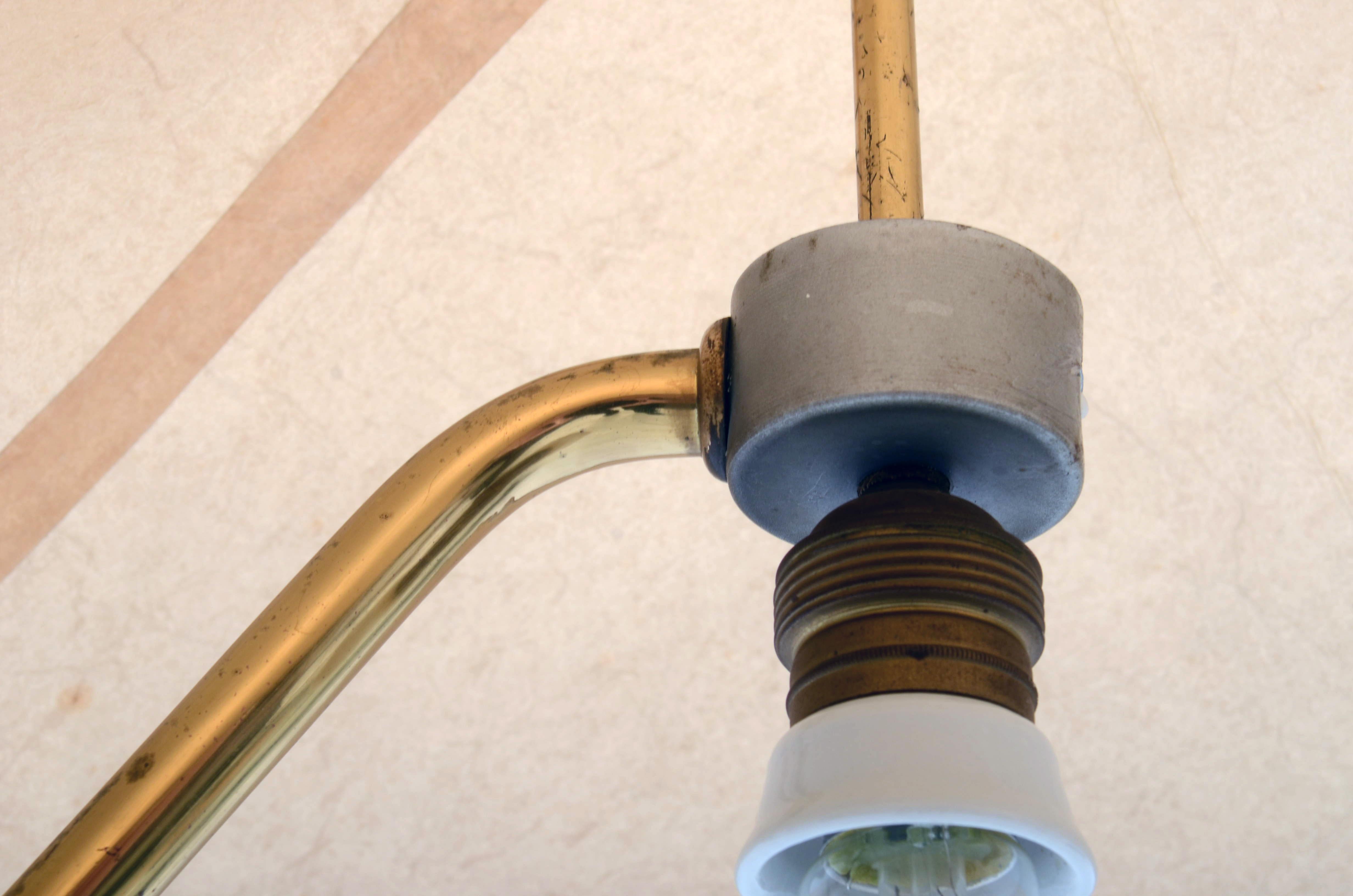 Laiton Lampadaire en laiton du milieu du siècle dernier de Rupert Nikoll en vente