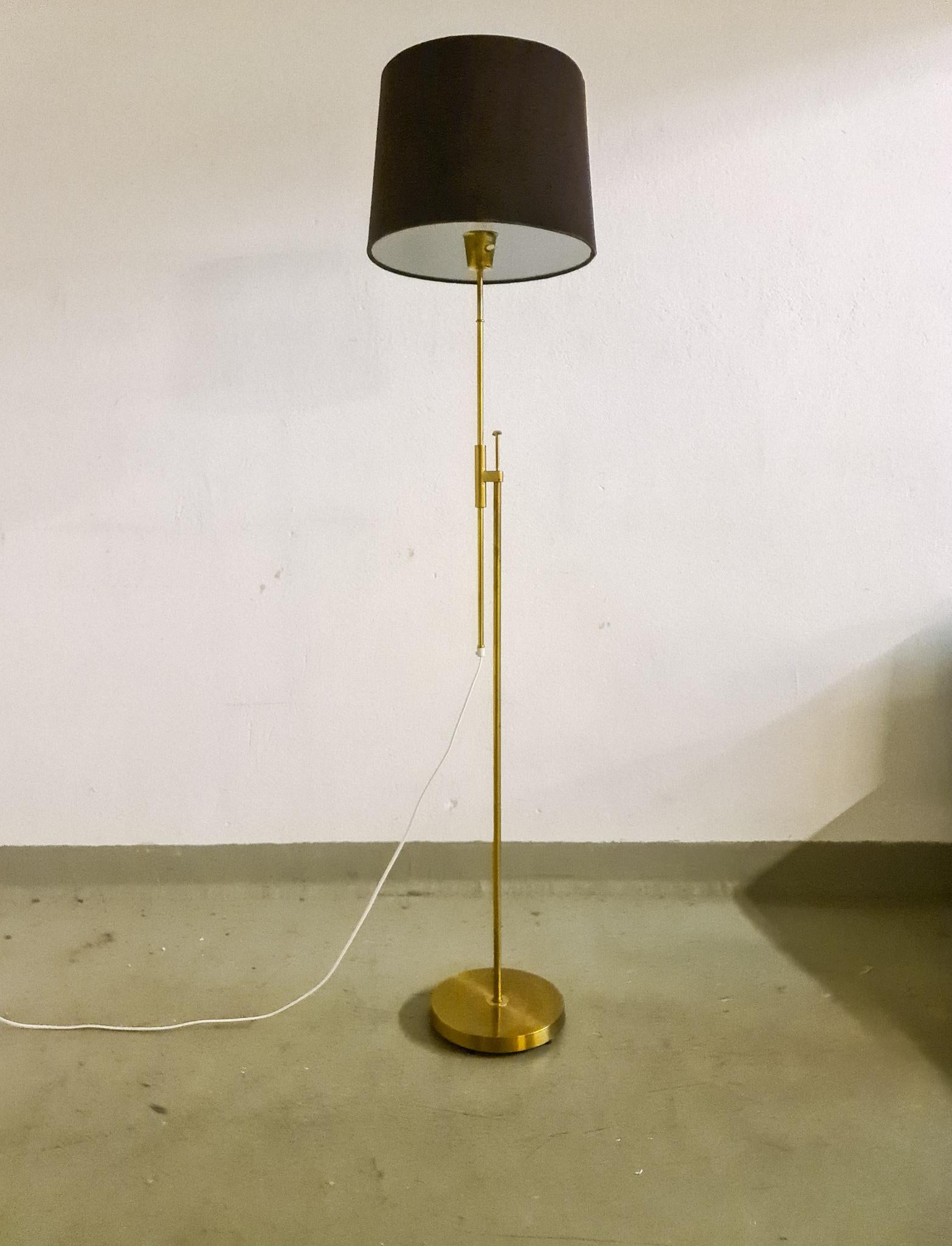 This lamp was made in Sweden at Falkenbergs Belysning. Wonderful assembled brass combination with adjustable height.

Good working condition. The shade in velvet is not original it’s a new and comes with the purchase of the lamp. New