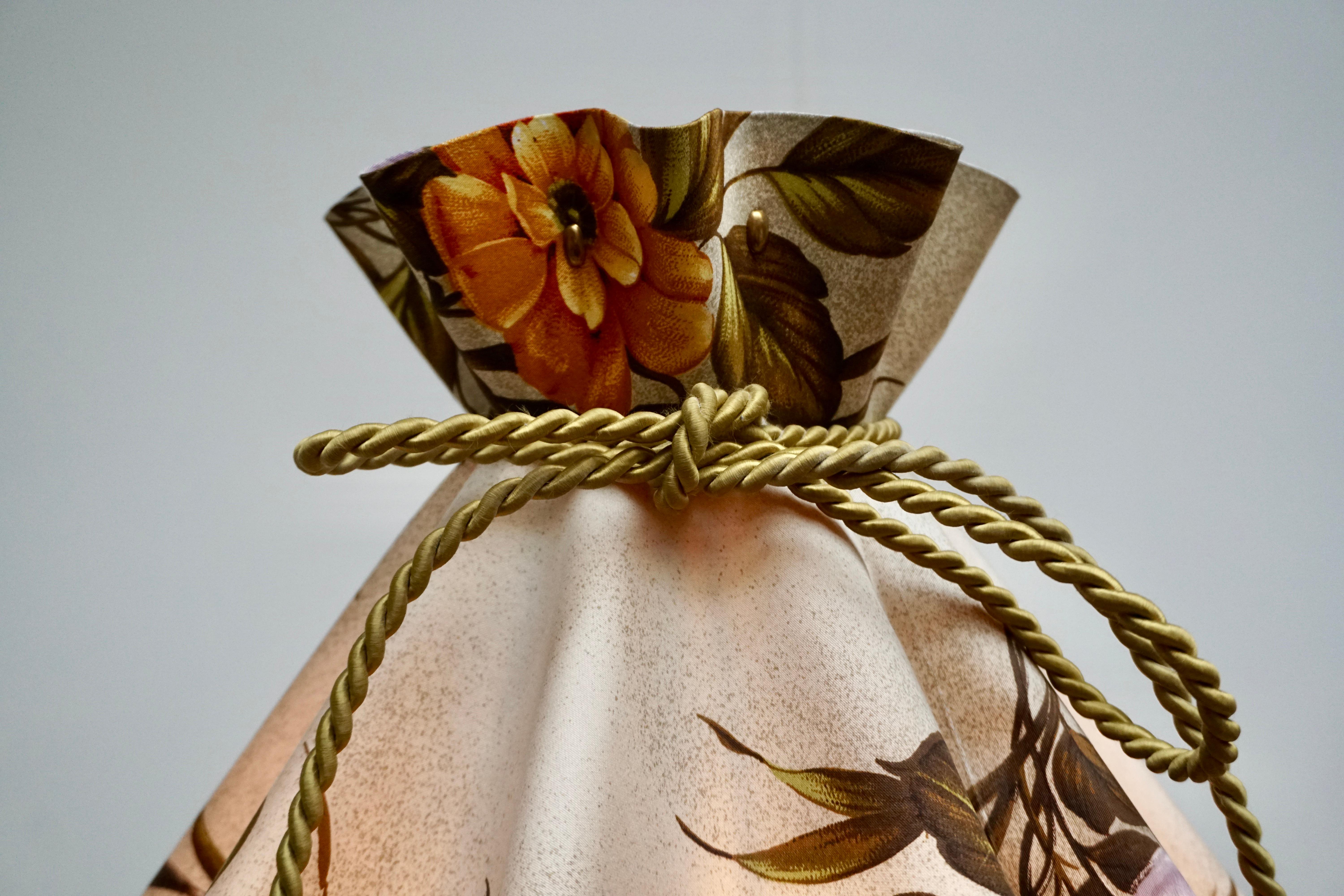 Lampadaire en laiton du milieu du siècle, abat-jour à fleurs, Italie en vente 3