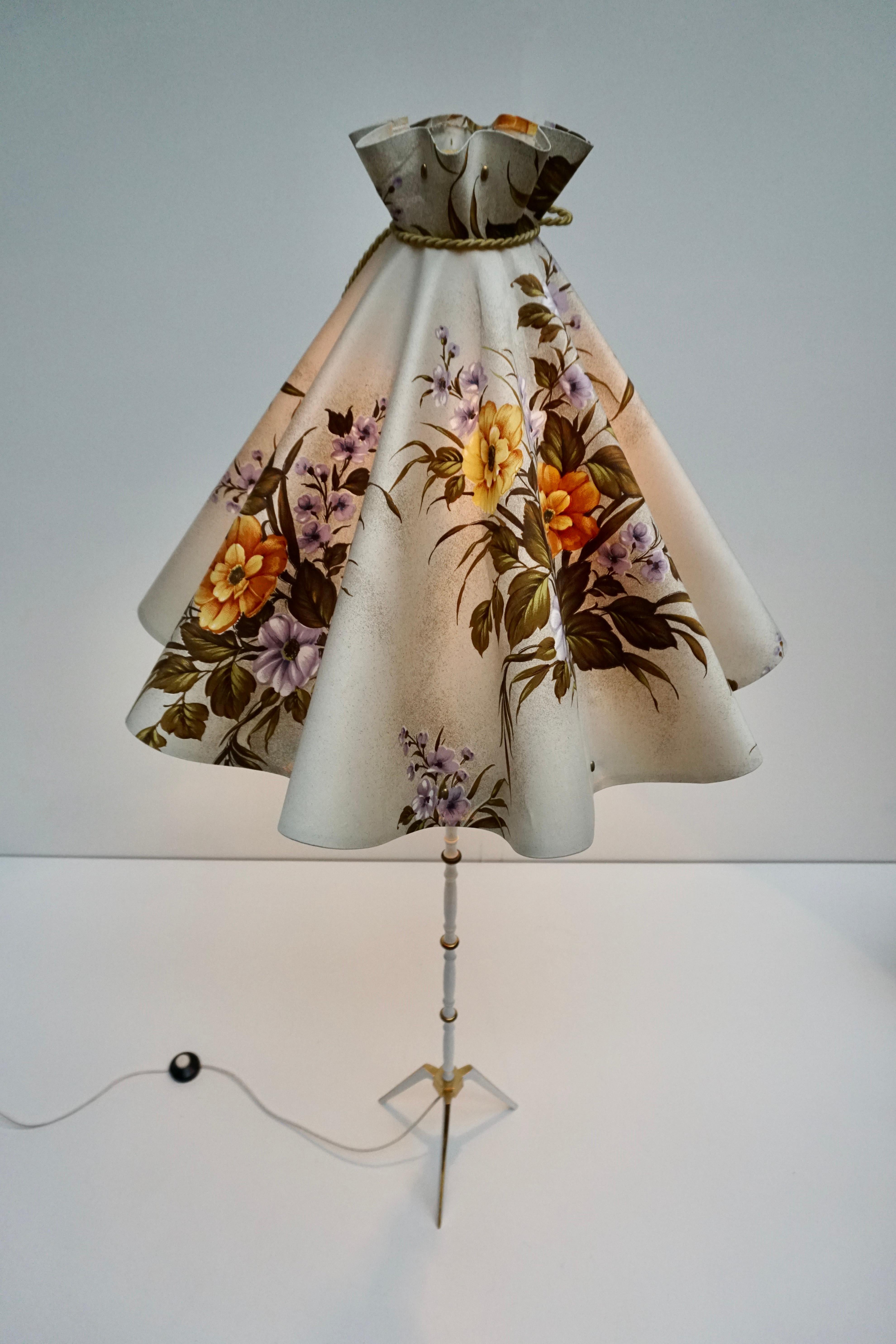 20ième siècle Lampadaire en laiton du milieu du siècle, abat-jour à fleurs, Italie en vente