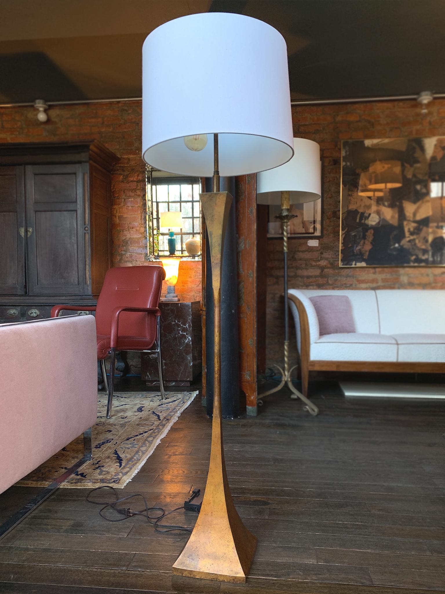 Fabriqué dans les années 1960, ce lampadaire en laiton est remarquable par son design simple et équilibré, et par sa surface texturée qui a magnifiquement vieilli au fil des ans. La lampe a une base carrée qui se rétrécit vers le haut, s'amincit au