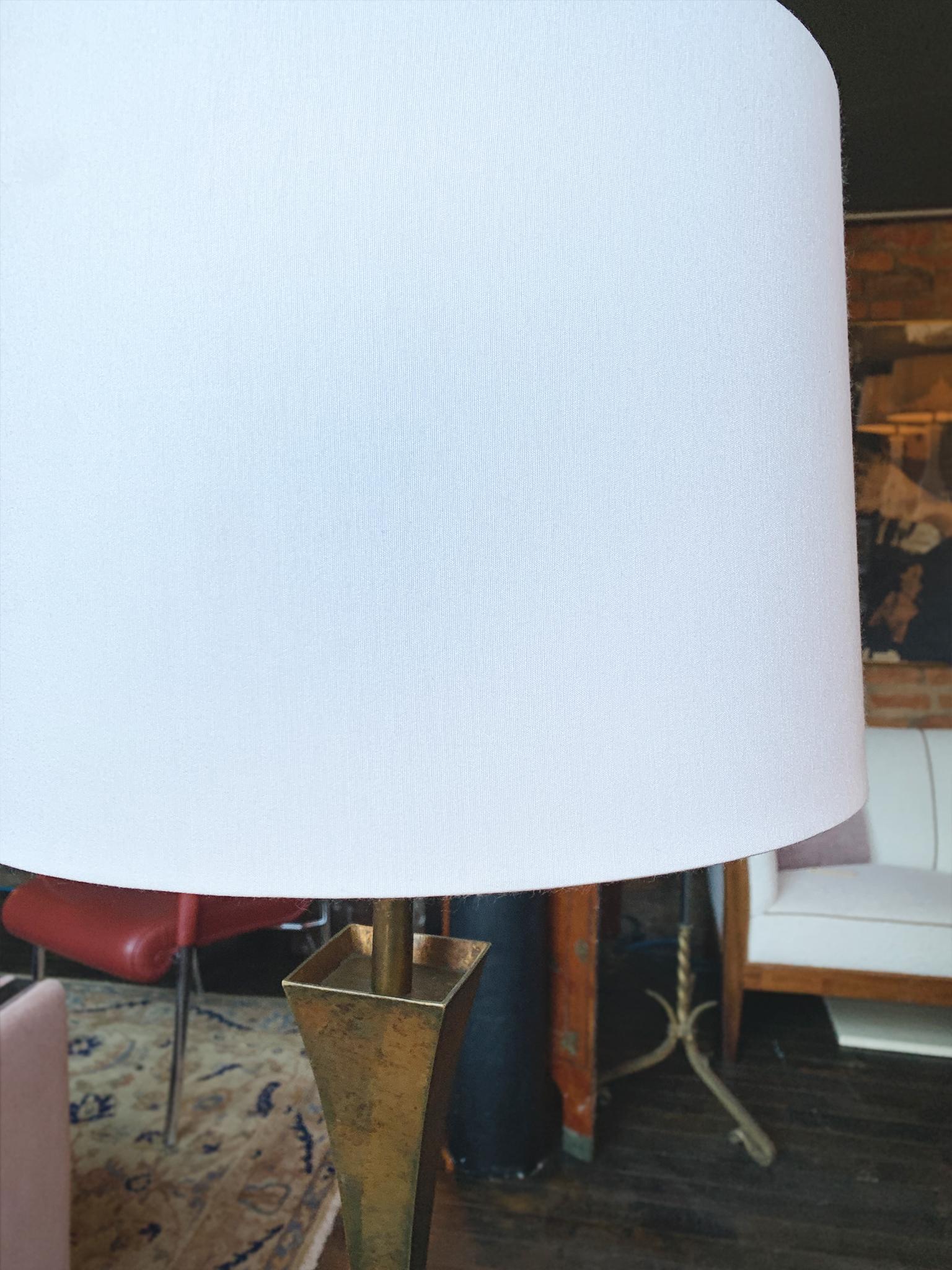 Mid-Century Modern Lampadaire en laiton du milieu du siècle en vente