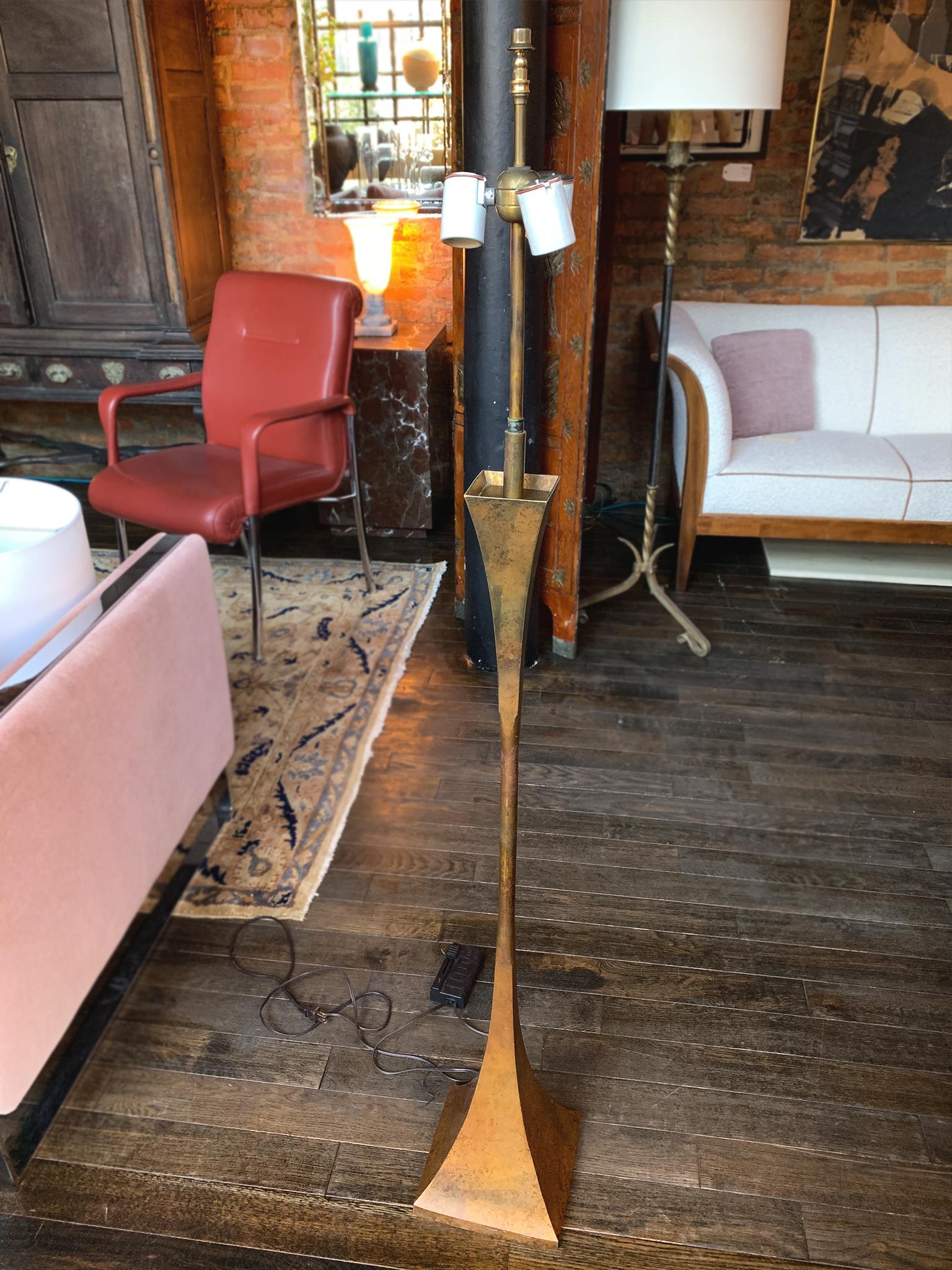 Lampadaire en laiton du milieu du siècle Bon état - En vente à New York, NY