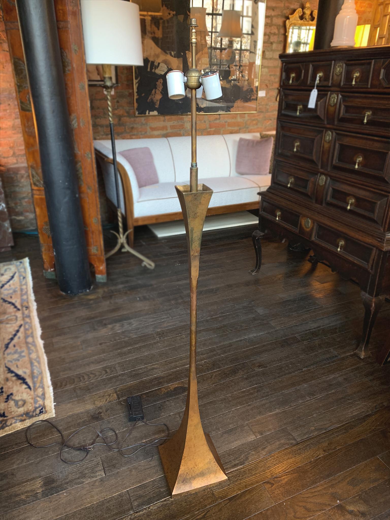 Milieu du XXe siècle Lampadaire en laiton du milieu du siècle en vente