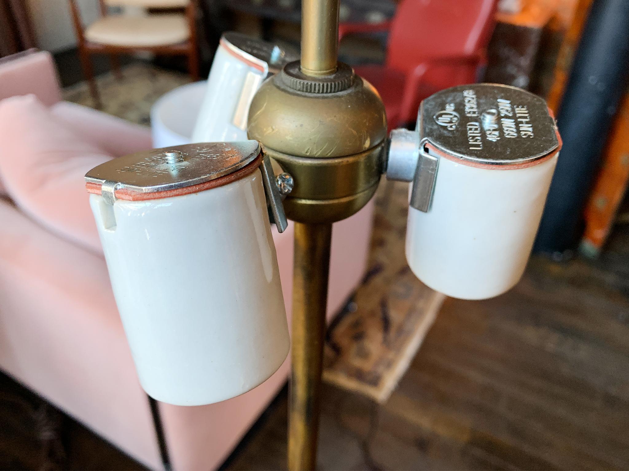 Laiton Lampadaire en laiton du milieu du siècle en vente