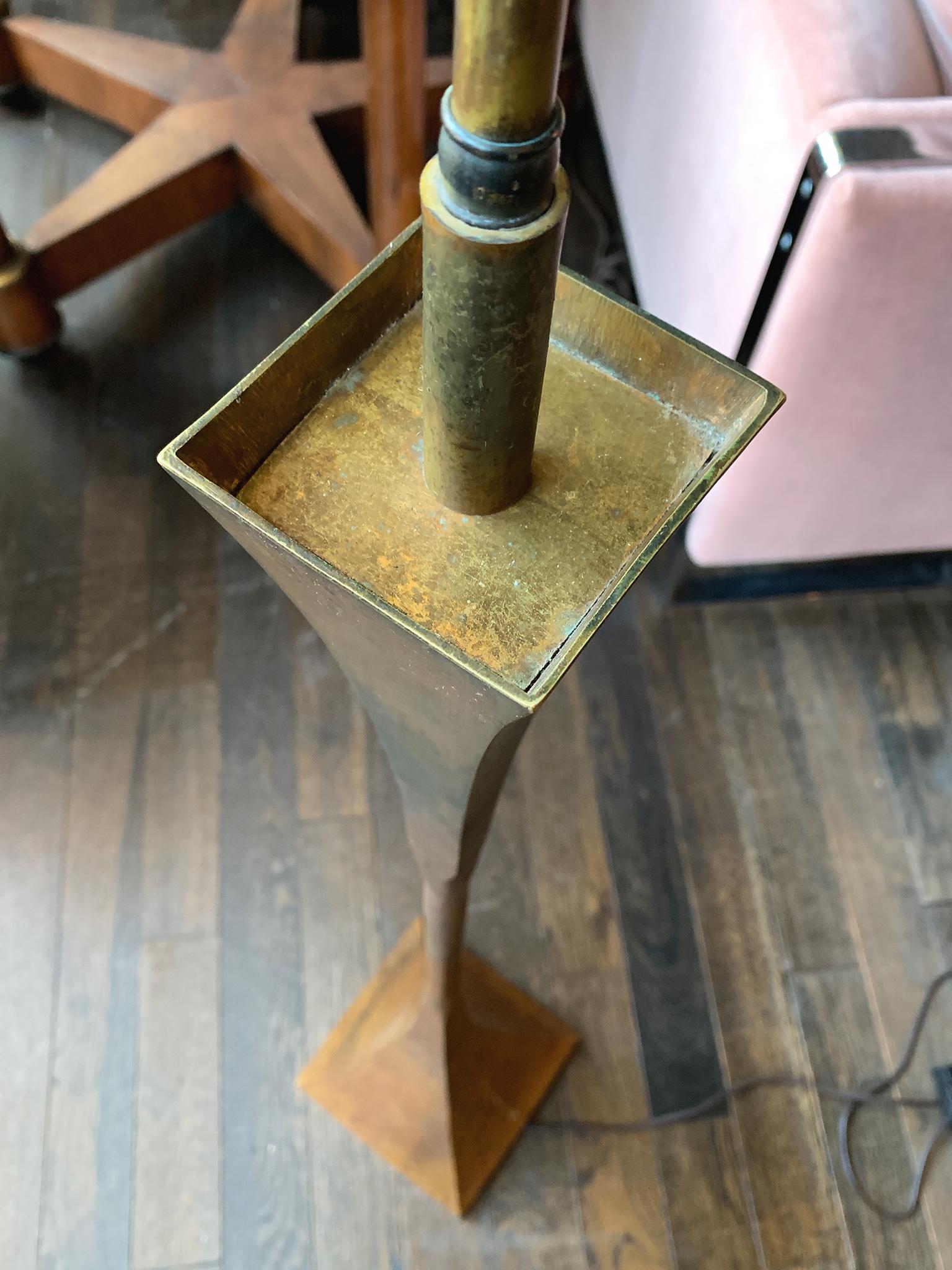 Lampadaire en laiton du milieu du siècle en vente 1