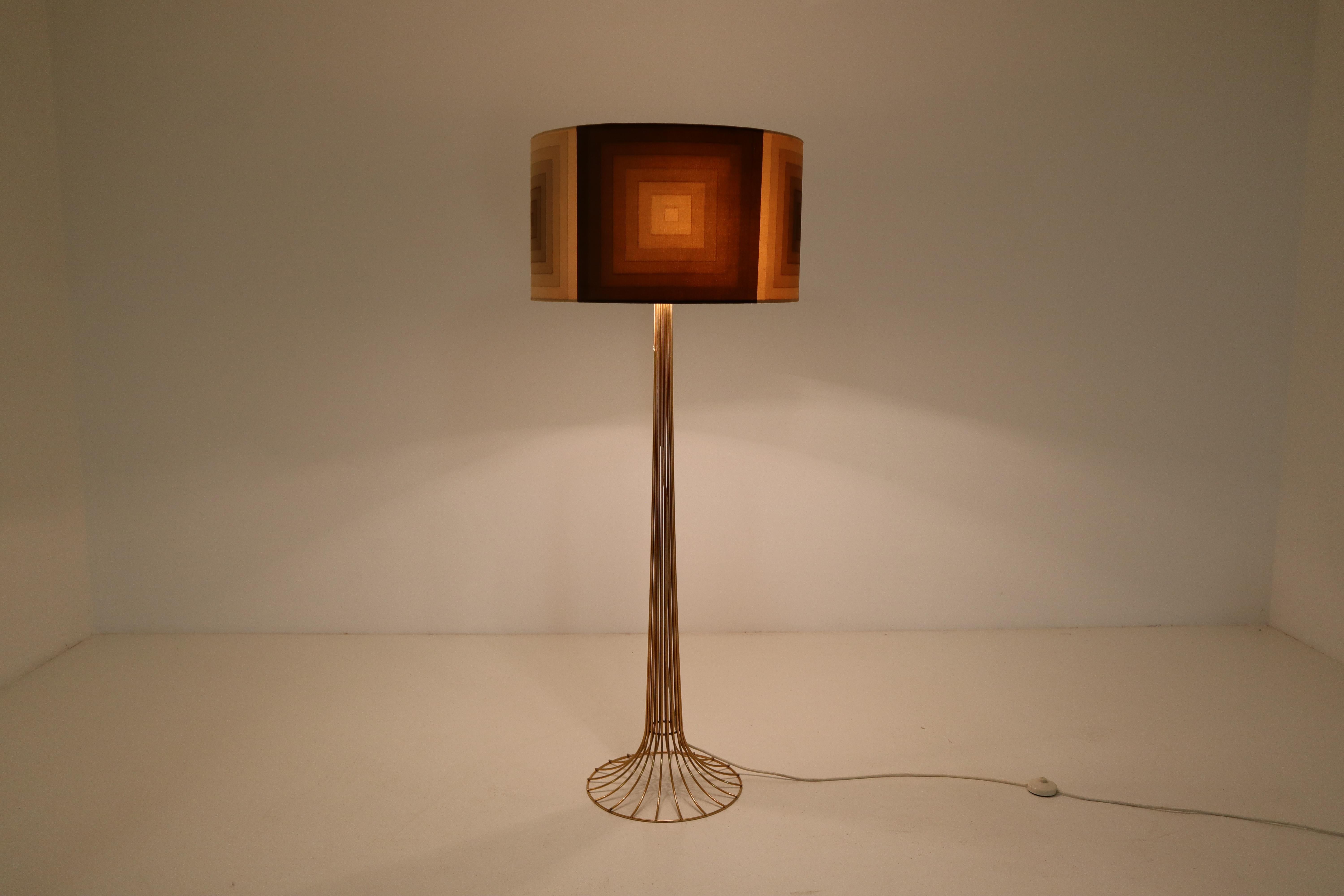 Very rare and collectible piece of Danish design by Verner Panton for Fritz Hansen 1970s.

The wire floor lamp which is in a good vintage condition consists of a Brass wire (Excellent) base and a velvet fabric spectrum by Mira X. 

Light source: