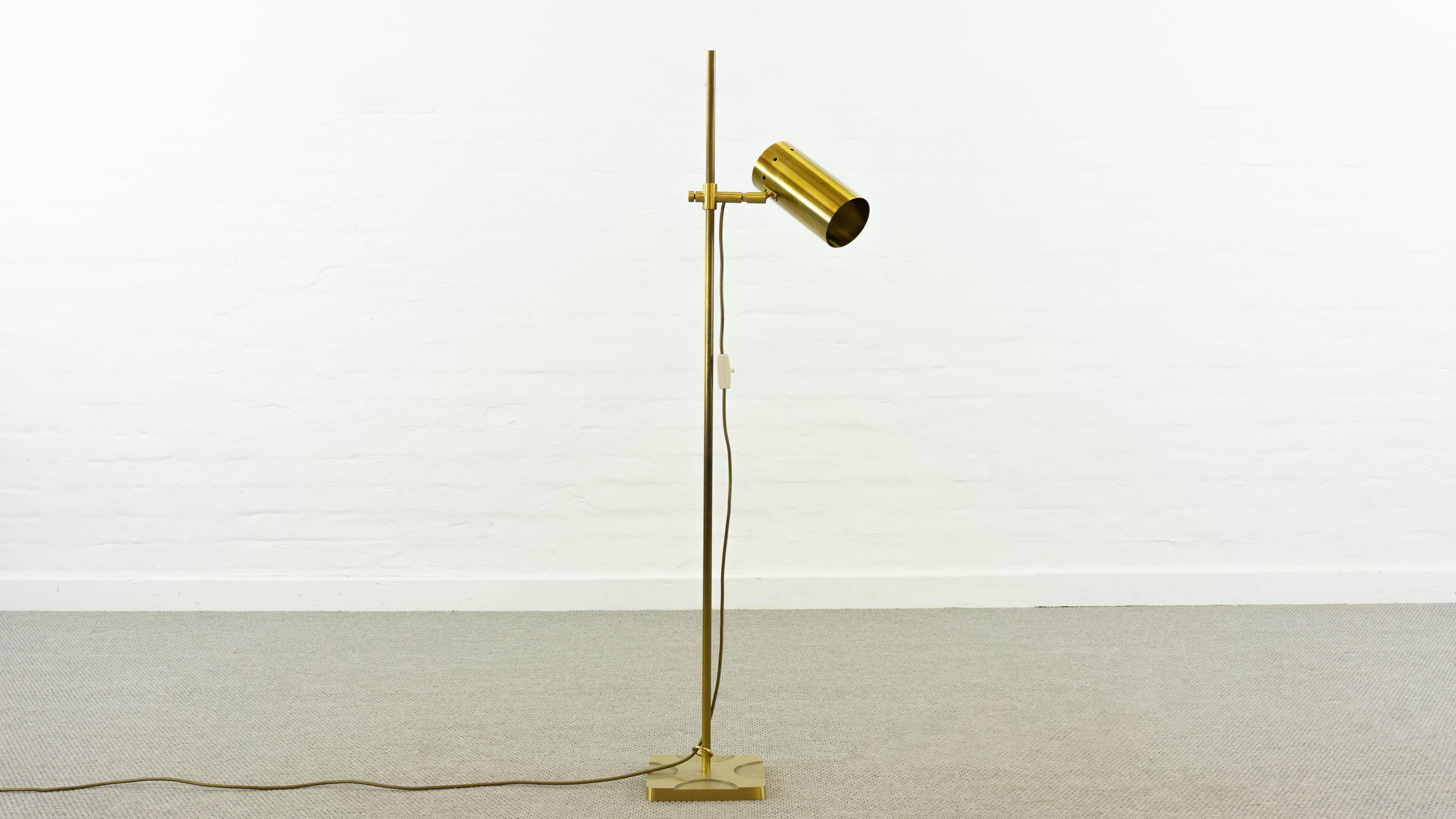 Adjustable Floorlamp / Spot from the 60s. Designer and Manufacturer unknown. Quite similar to the designs of Jo Hammerborg / Fog & Morup, Height 129cm, Spotdiameter 10cm, Spotlength 20cm. E27 Socket. Germany Plug. Minor signs of use and age.