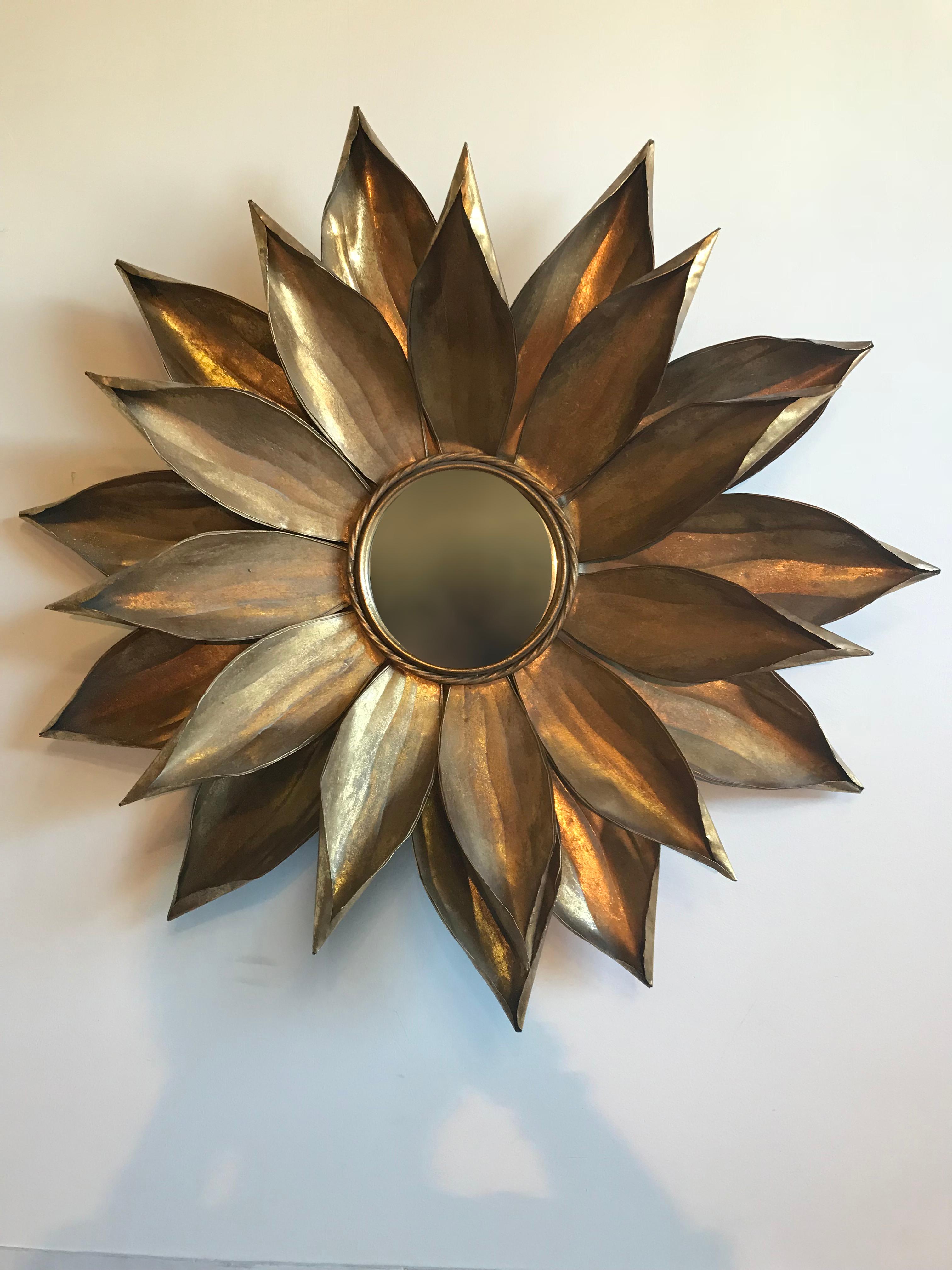 Beautiful midcentury multi-petal sunflower mirror in brass.
Overall diameter is 33