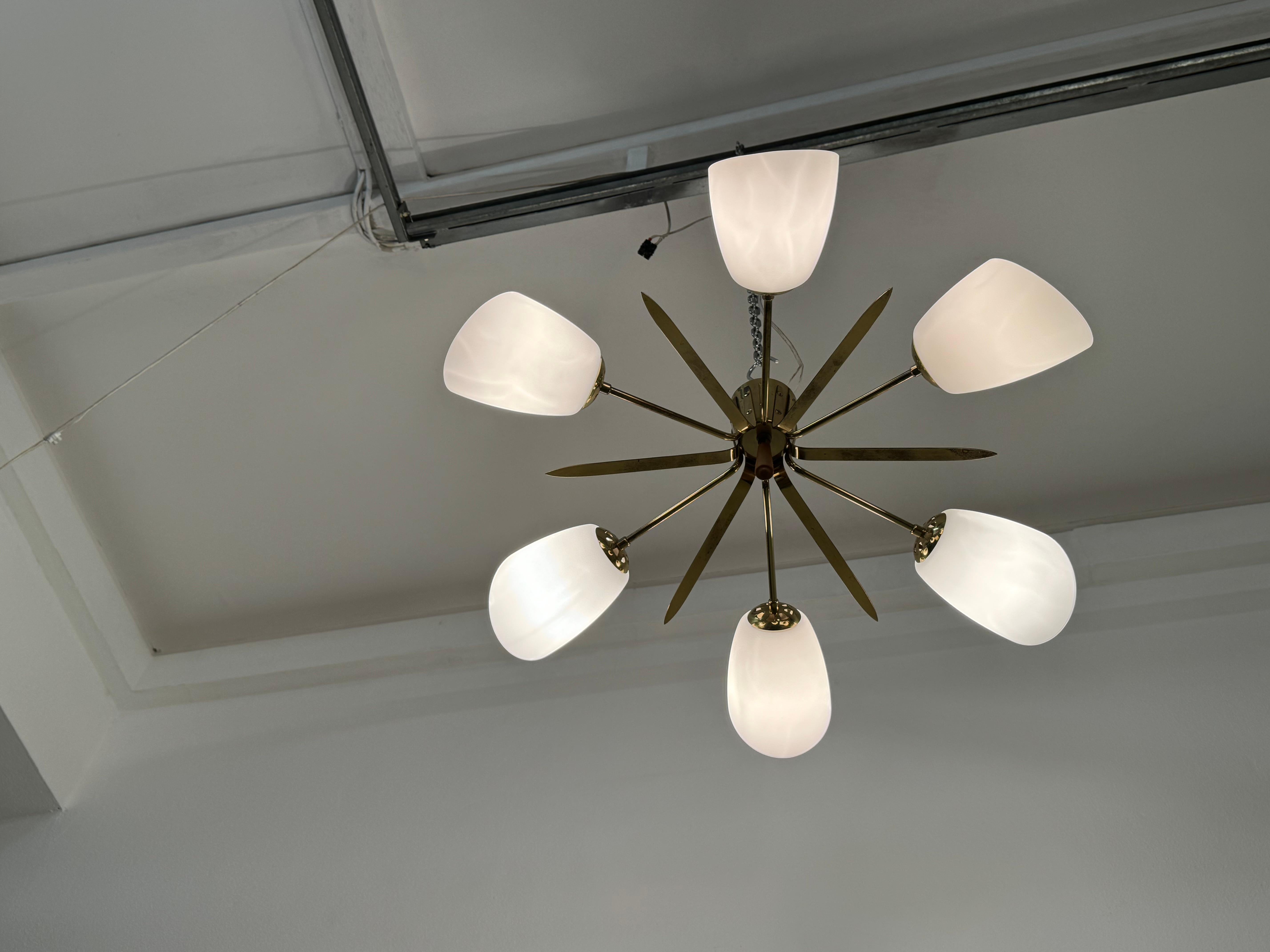 Lustre affleurant en laiton du milieu du siècle par Rupert Nikoll en vente 4