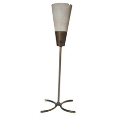 Lampe de table torchère sur pied en laiton de l'époque médiévale avec abat-jour en forme de cône perforé