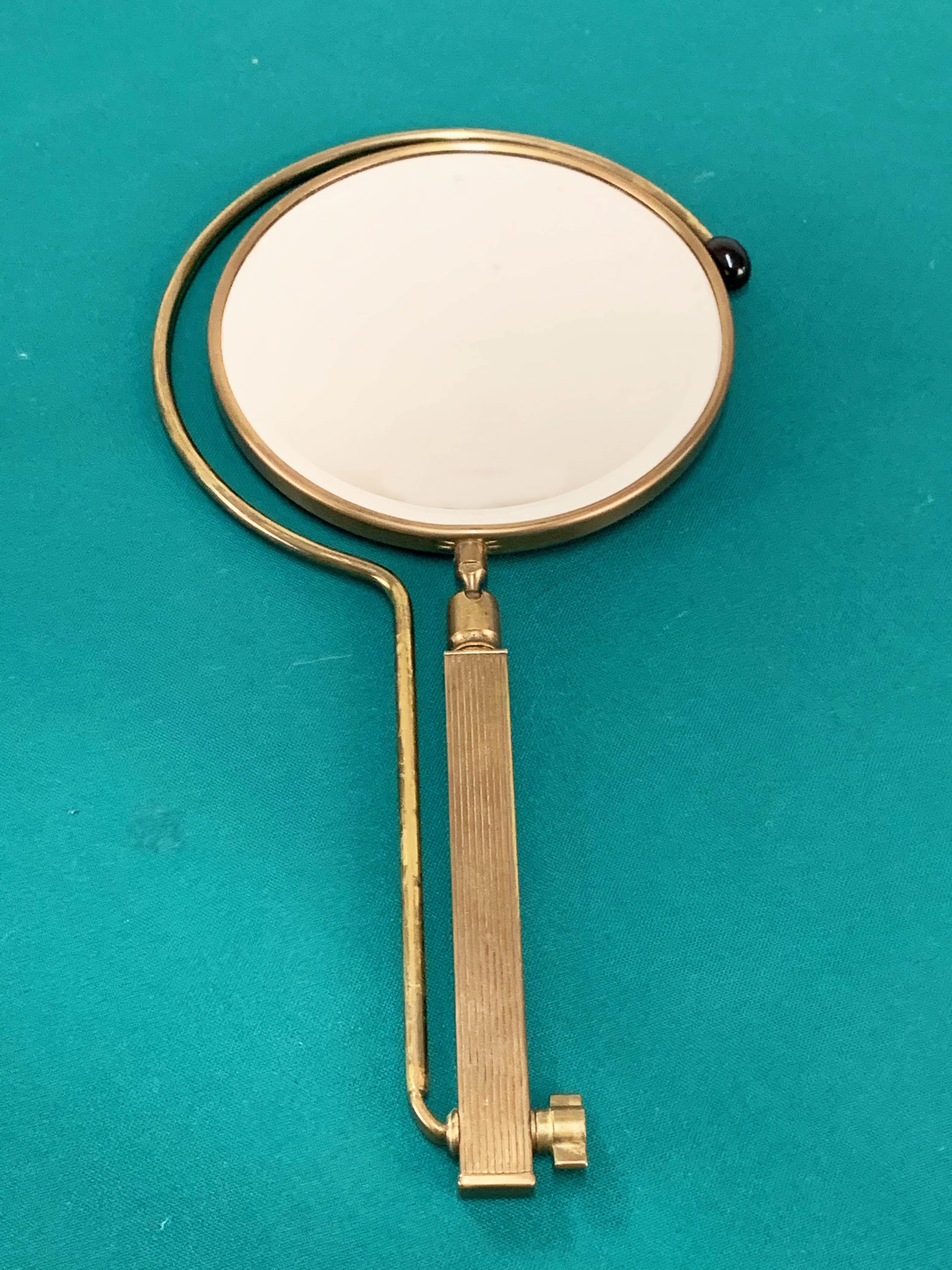Specchio da tavolo regolabile francese in ottone del Medioevo con supporto a due lati, anni '50 in vendita 3