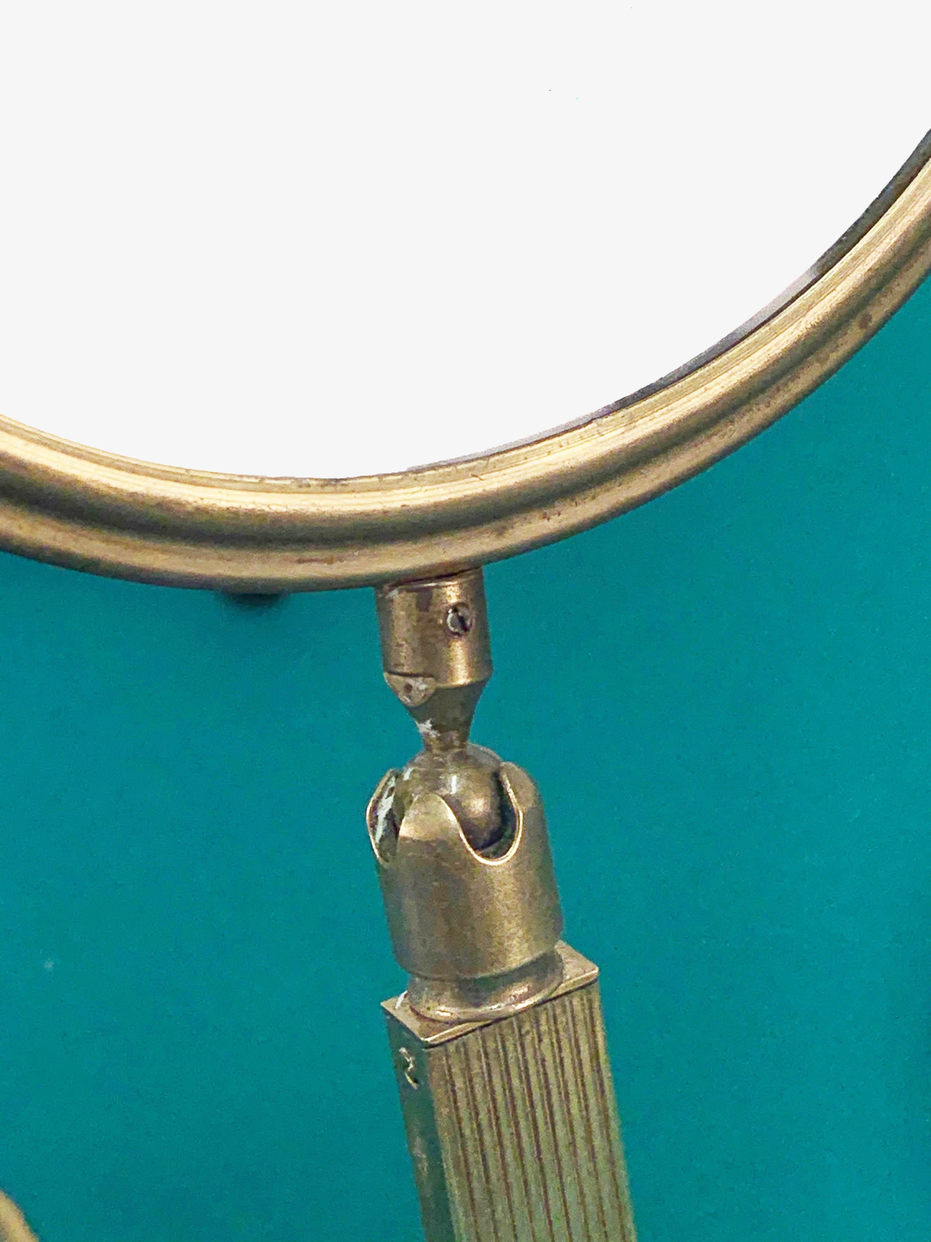 Français Miroir de table français ajustable en laiton du milieu des années 1950 avec un support à deux côtés:: 1950s en vente