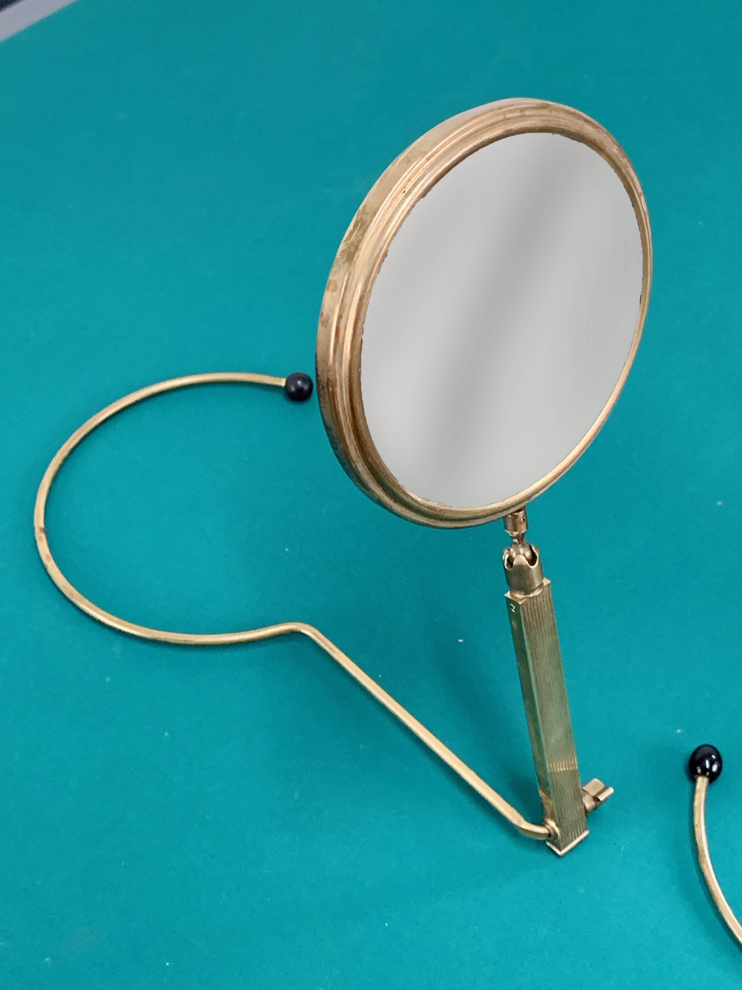 Miroir de table français ajustable en laiton du milieu des années 1950 avec un support à deux côtés:: 1950s en vente 2