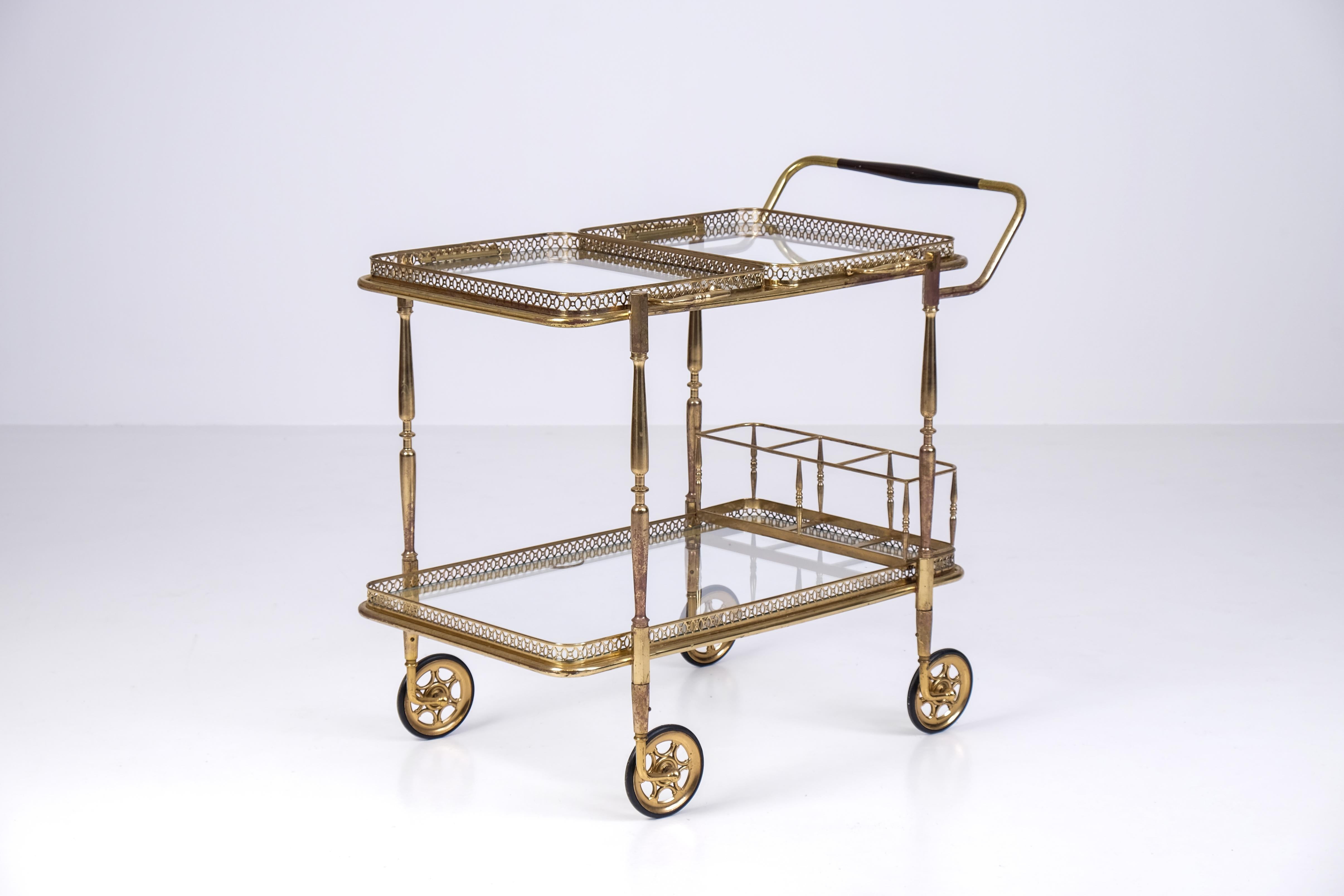 Beautiful bar cart from the 1960s in brass and removable trays in glass. 
Very good condition.