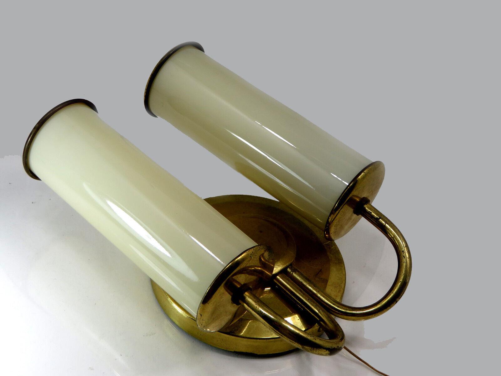 Applique murale à deux lumières en laiton et verre attribuée à Paavo Tynell, Finlande, années 1950. Design Scandinavian Modern aux lignes épurées, à deux bras avec abat-jour cylindrique en verre opalin de couleur crème. En bon état vintage, pas de