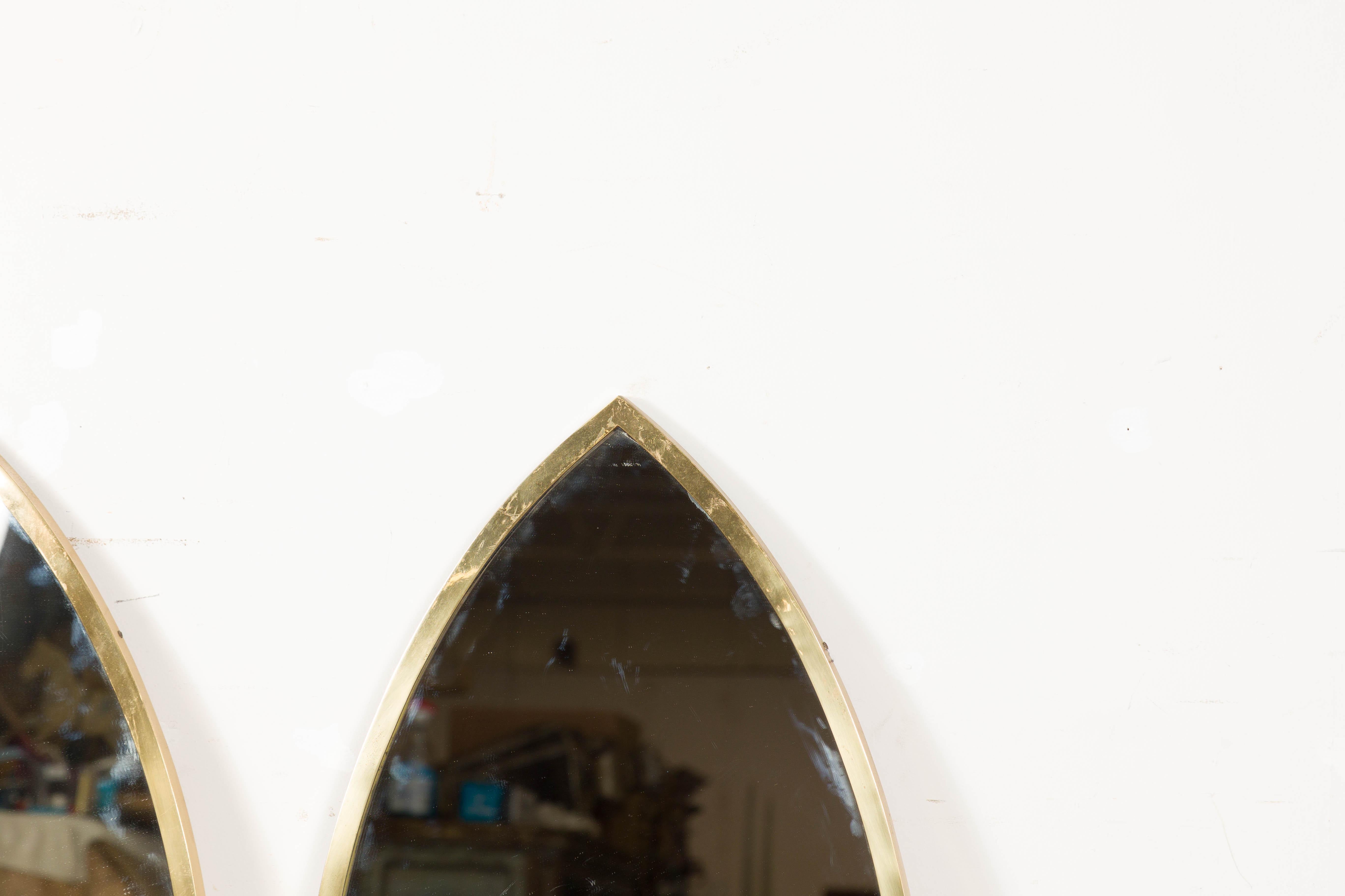 Midcentury Brass Gothic Style Golden Broken Arch Spiegel, ein Paar im Angebot 1