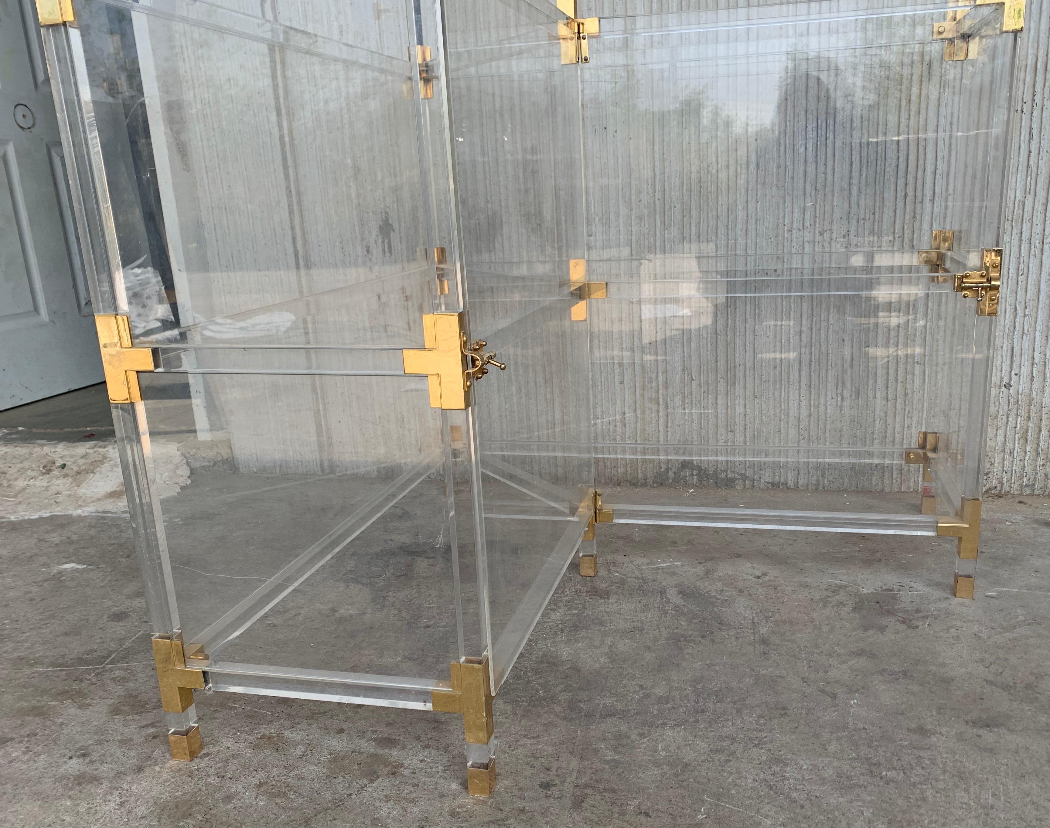 Mid-Century-Schrank aus Messing, Lucite und Glas mit fünf Regalböden im Angebot 4