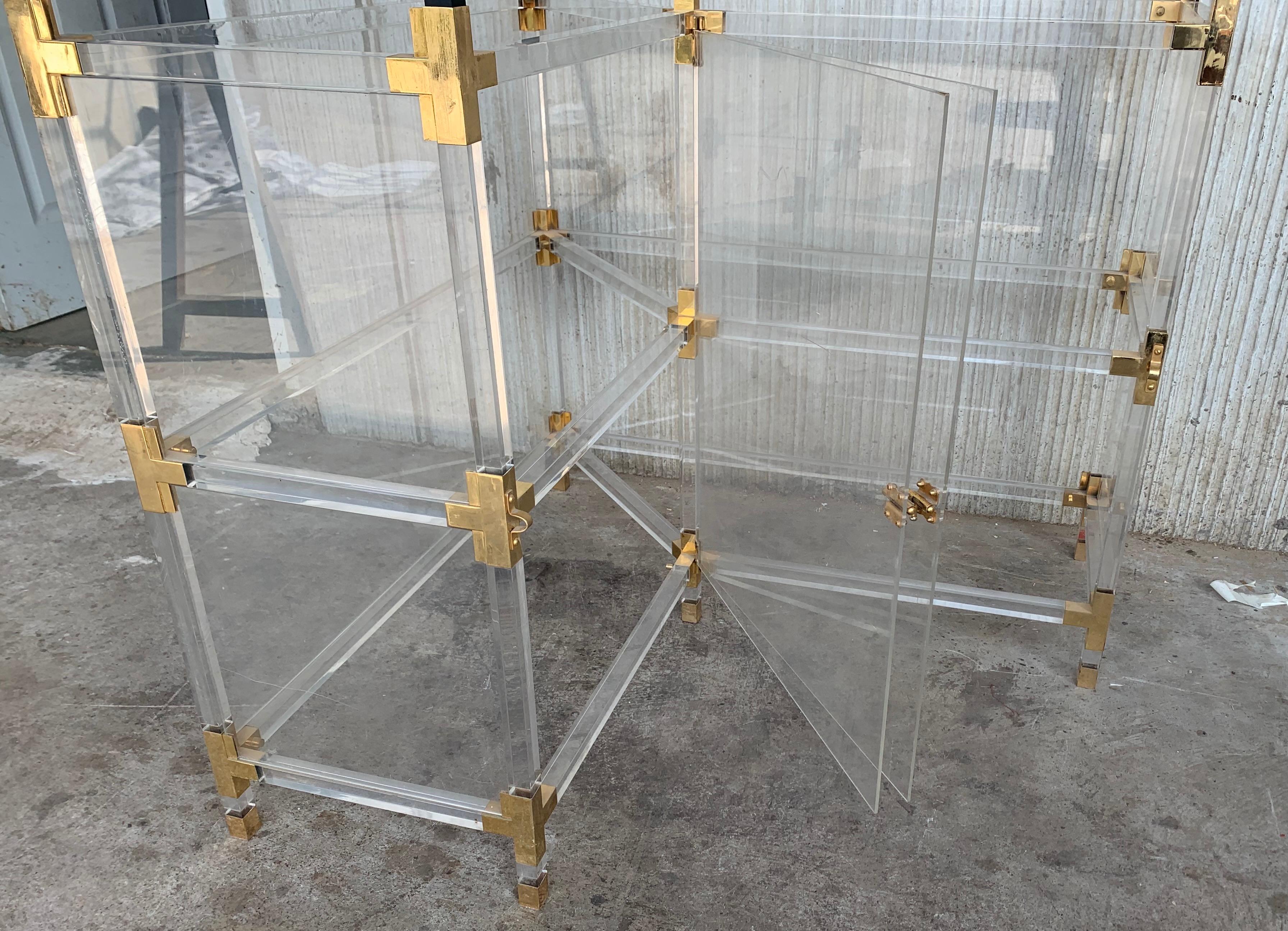 Mid-Century-Schrank aus Messing, Lucite und Glas mit fünf Regalböden im Angebot 5