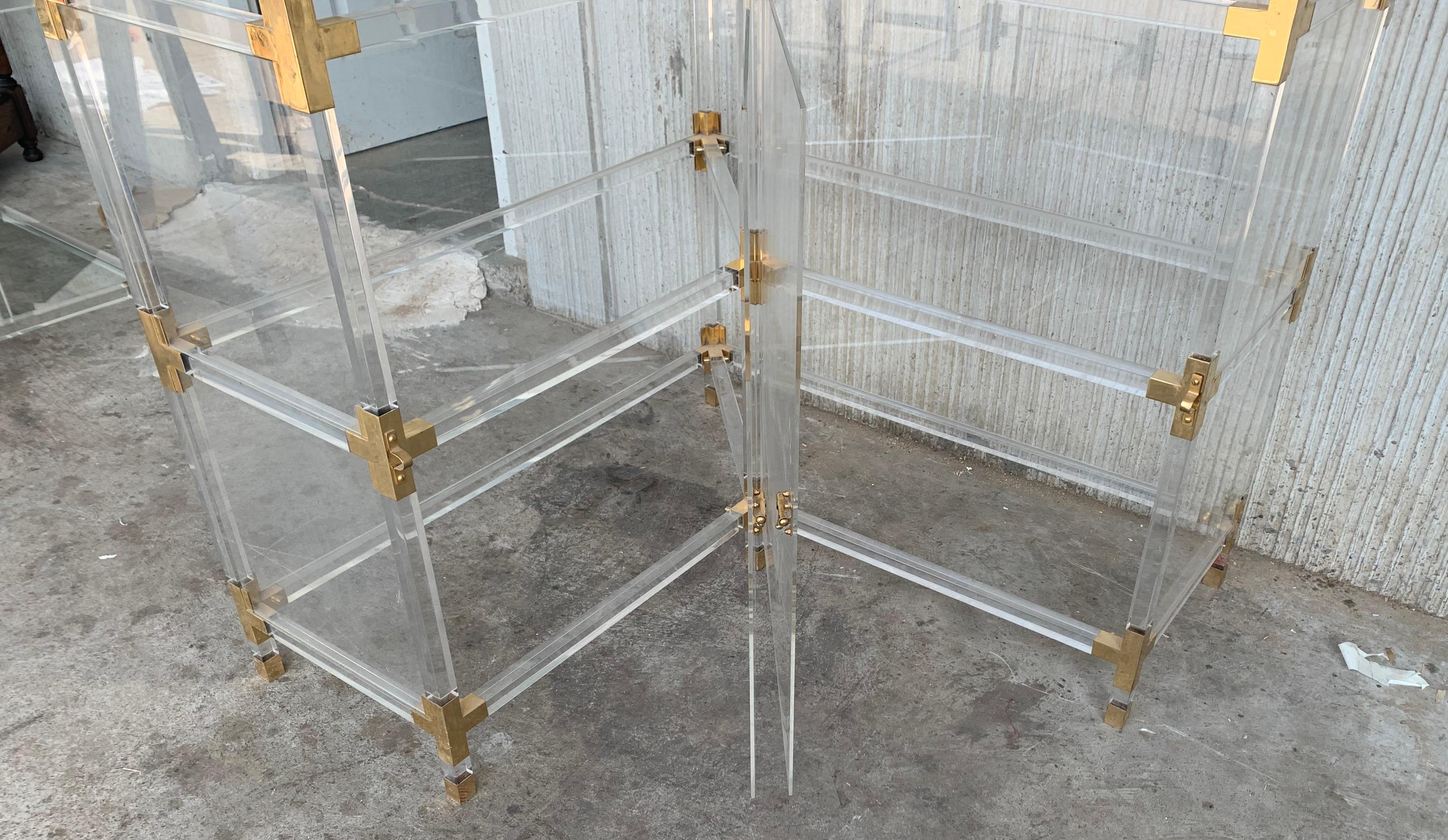 Mid-Century-Schrank aus Messing, Lucite und Glas mit fünf Regalböden im Angebot 7