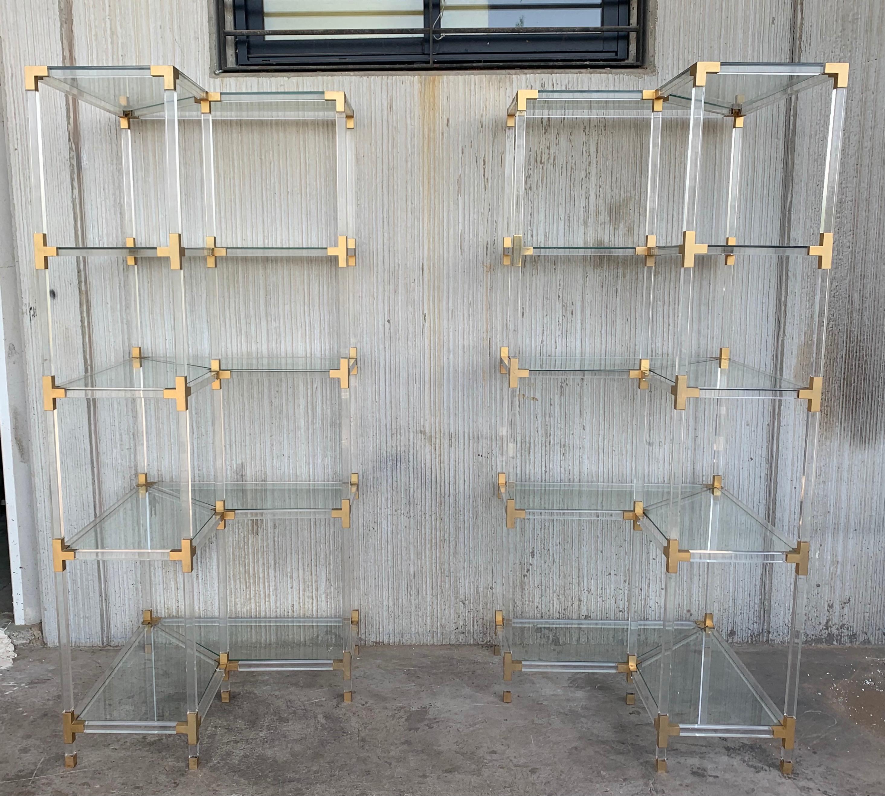 Étagère angolare di metà secolo in ottone, lucite e vetro.
Cinque ripiani
Abbiamo a disposizione quattro étagères angolari (tre con misure 31,61 x 31,61 e una 39,37 x 39,37). Una delle étagères abbinate ha un'anta in acrilico nella parte bassa,