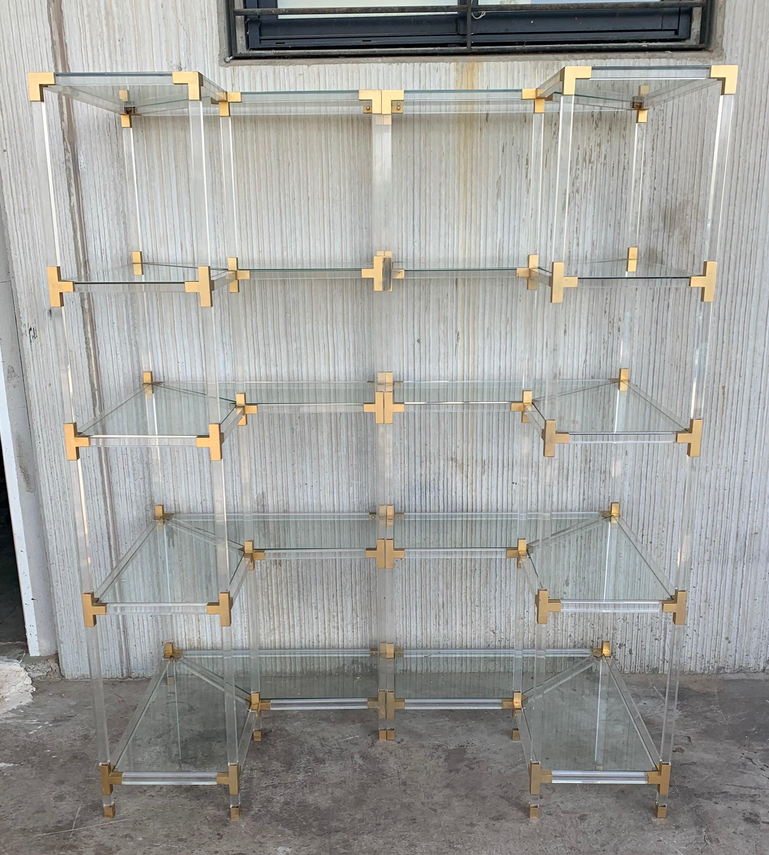 Étagère di metà secolo in ottone, lucite e vetro con cinque ripiani In condizioni buone in vendita a Miami, FL
