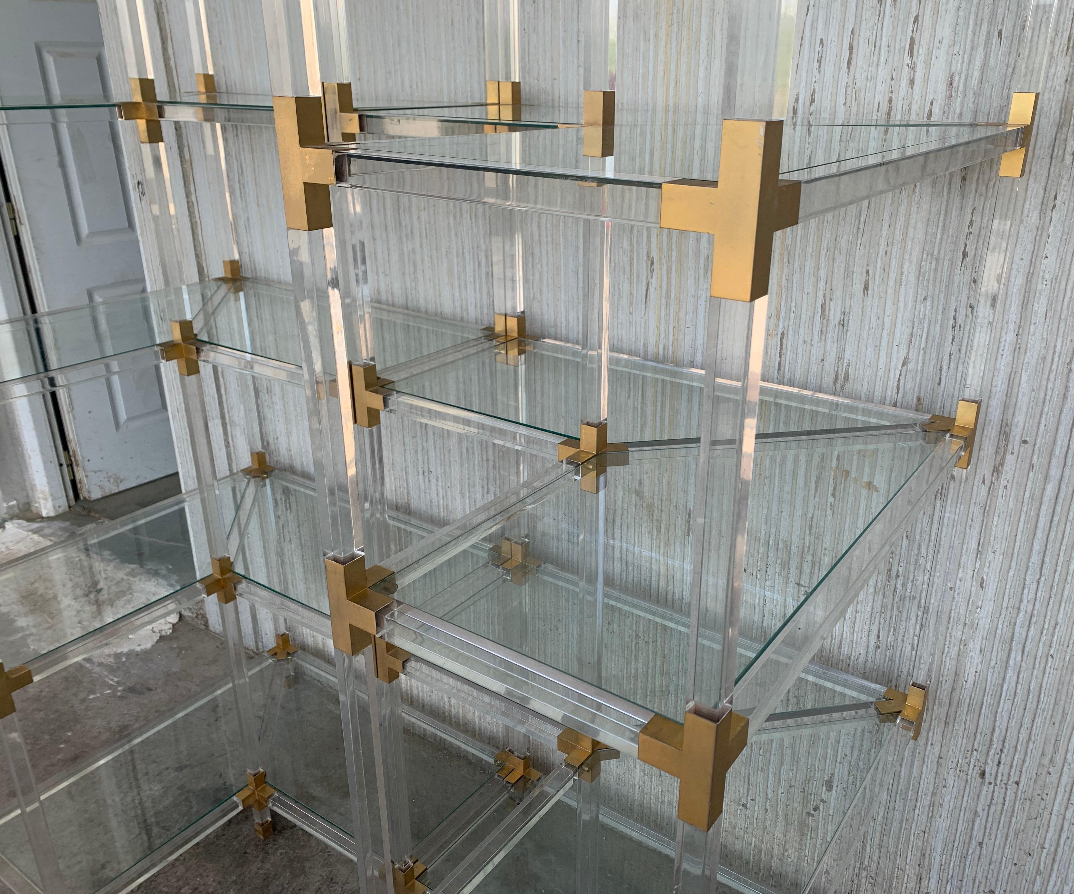 Midcentury Brass, Lucite and Glass Étagère with Five Shelves In Good Condition For Sale In Miami, FL