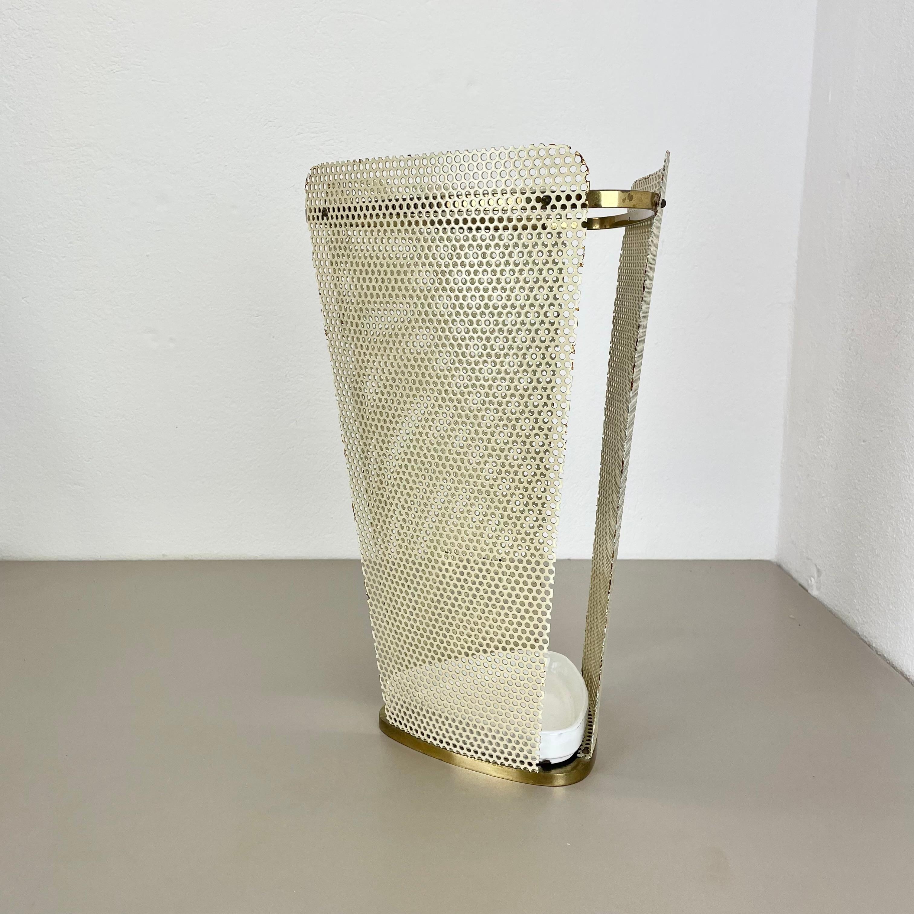 Articolo:

Portaombrelli in stile Matégot



Origine:

Francia


Età:

1950s



Questo originale elemento portaombrelli vintage è stato prodotto negli anni '50 in Francia. È realizzato in metallo massiccio laccato bianco con un motivo di fori