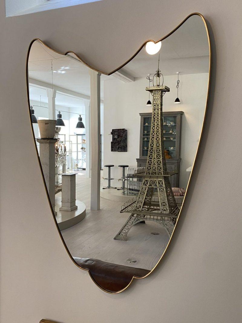 Smart and sleek Italian brass mirror from the 1950s, with a slim frame and stunning eye catching form. The mirror glass is original and the mirror is related stylistically to the midcentury designer Giò Ponti.

The ideal mirror for the hallway /