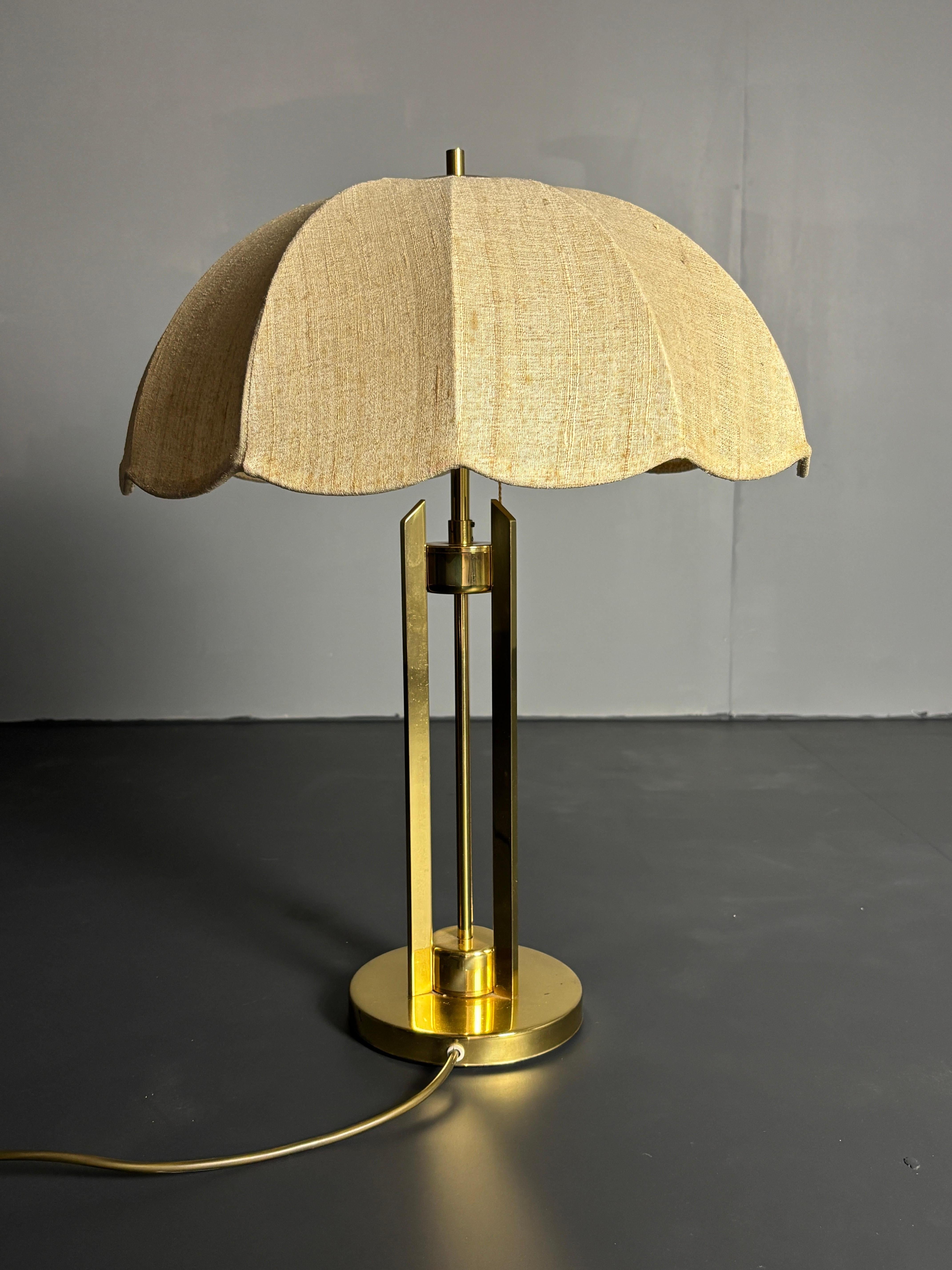 Ravissante lampe de table en laiton patiné (60 cm) de Reznicek Leuchten, Vienne, années 1960-1970. Cette lampe est en très bon état vintage, en parfait état de fonctionnement et équipée pour deux ampoules générales E27 qui peuvent être allumées et