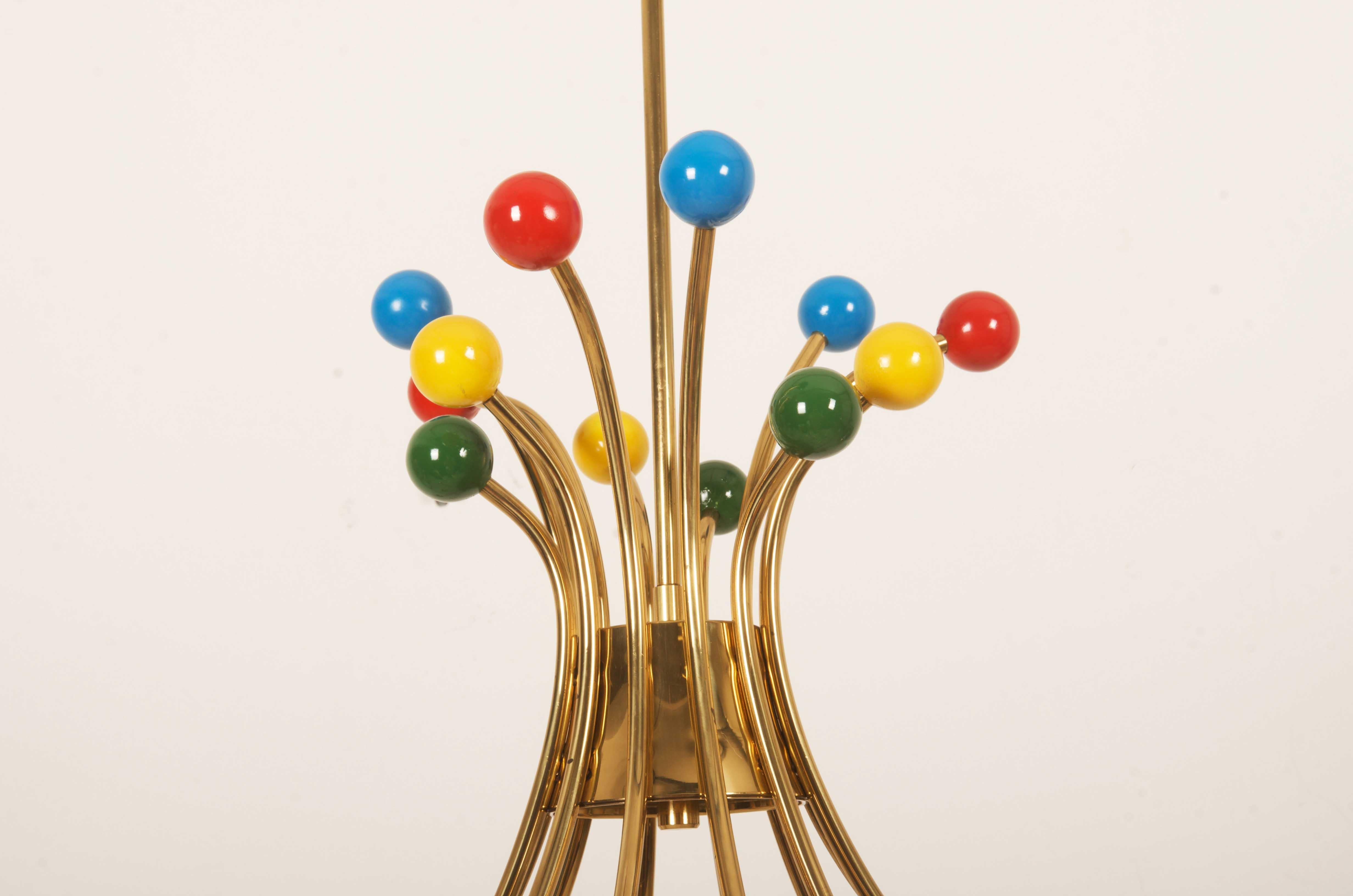 Lampadario di metà secolo in ottone e vetro opalino di Rupert Nikoll in vendita 3