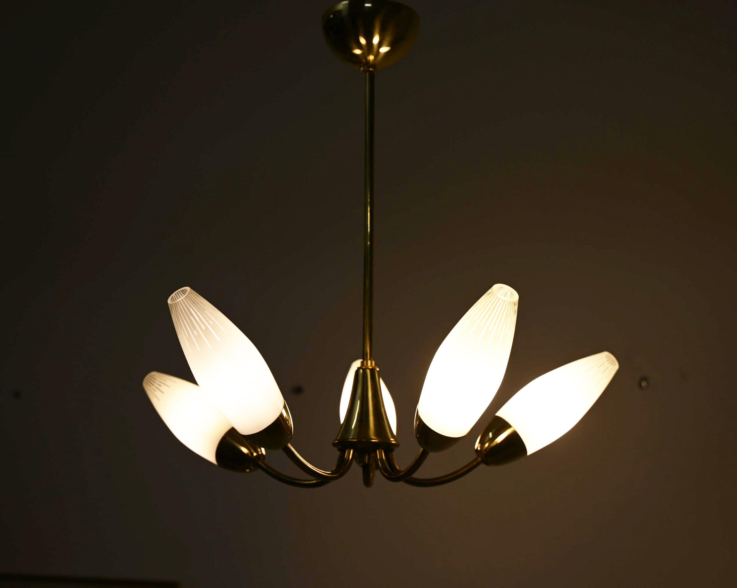 Lustre en verre opalin et laiton du milieu du siècle dernier de Rupert Nikoll en vente 3