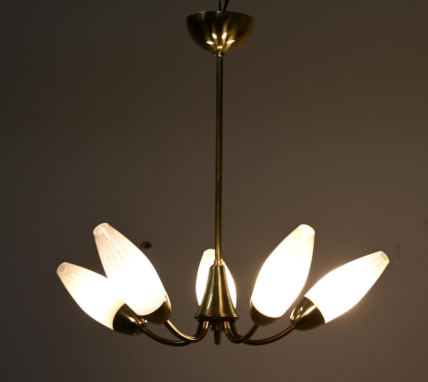 Lustre en verre opalin et laiton du milieu du siècle dernier de Rupert Nikoll en vente 4