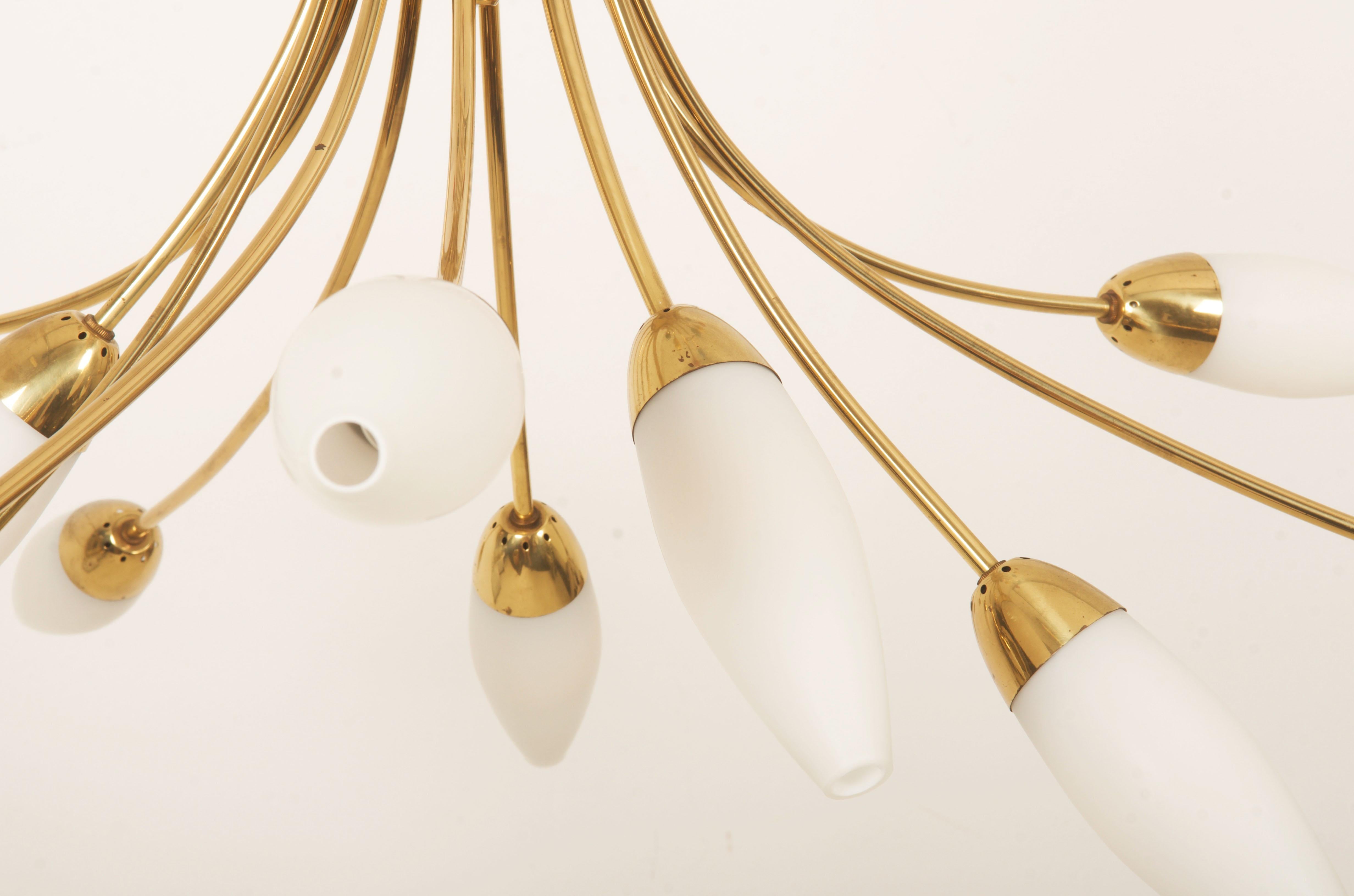 Lampadario di metà secolo in ottone e vetro opalino di Rupert Nikoll in vendita 5