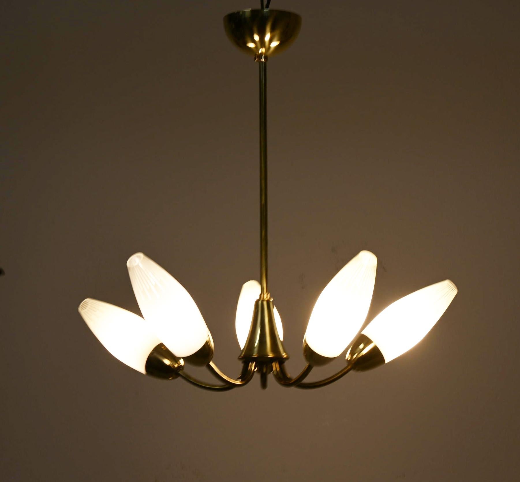 Lustre en verre opalin et laiton du milieu du siècle dernier de Rupert Nikoll en vente 5