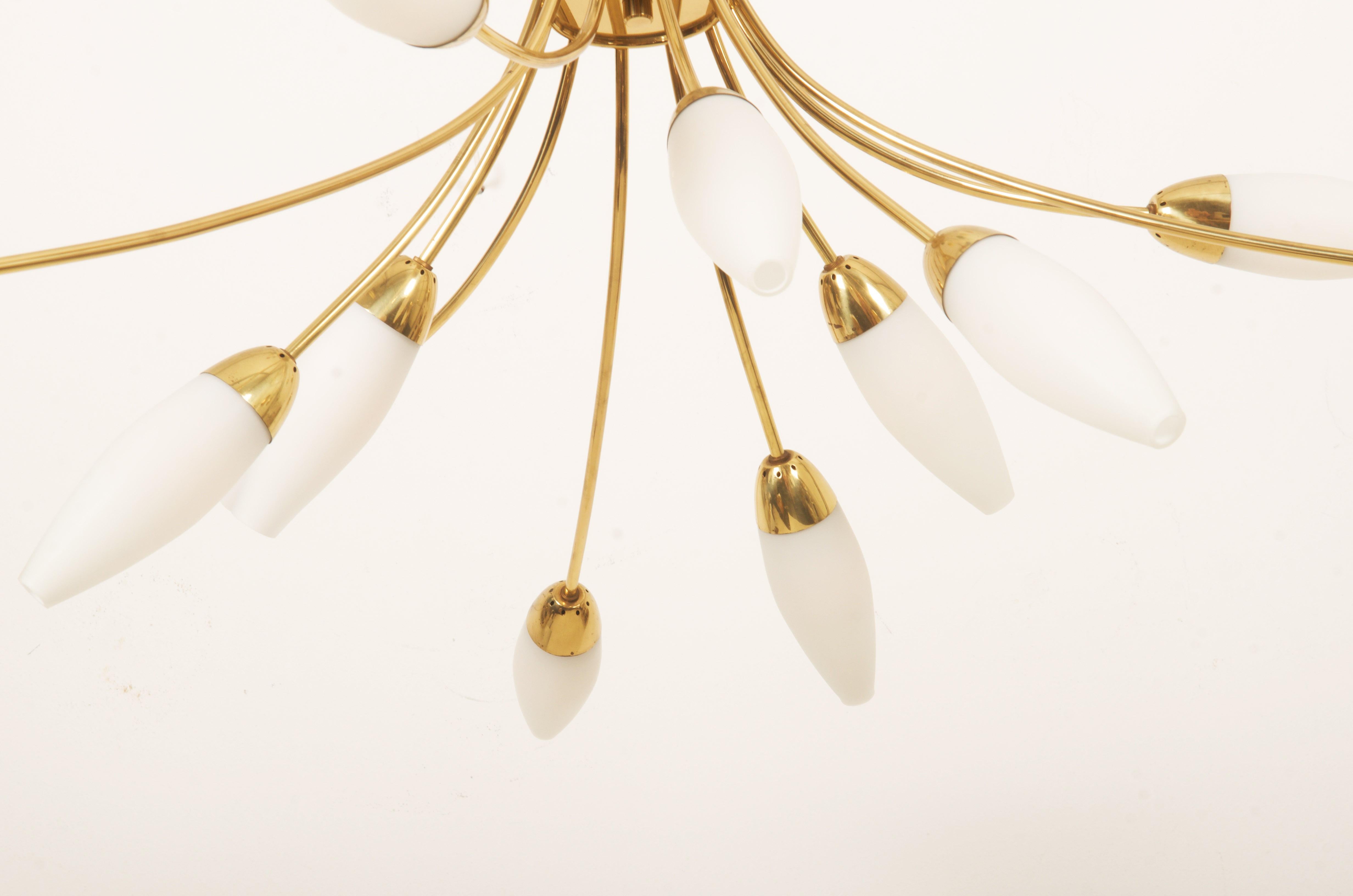 Lampadario di metà secolo in ottone e vetro opalino di Rupert Nikoll in vendita 6