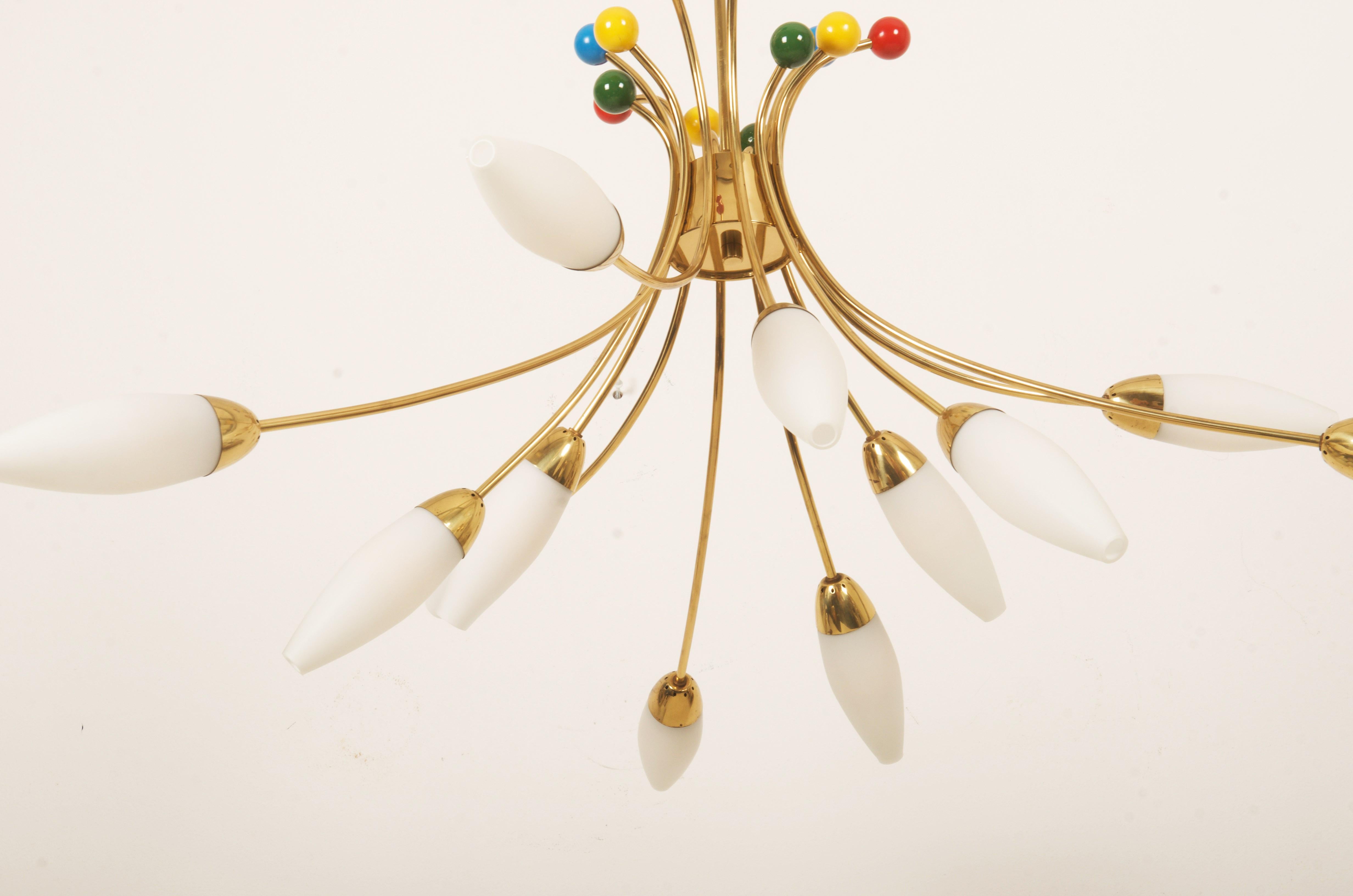Lampadario di metà secolo in ottone e vetro opalino di Rupert Nikoll in vendita 7