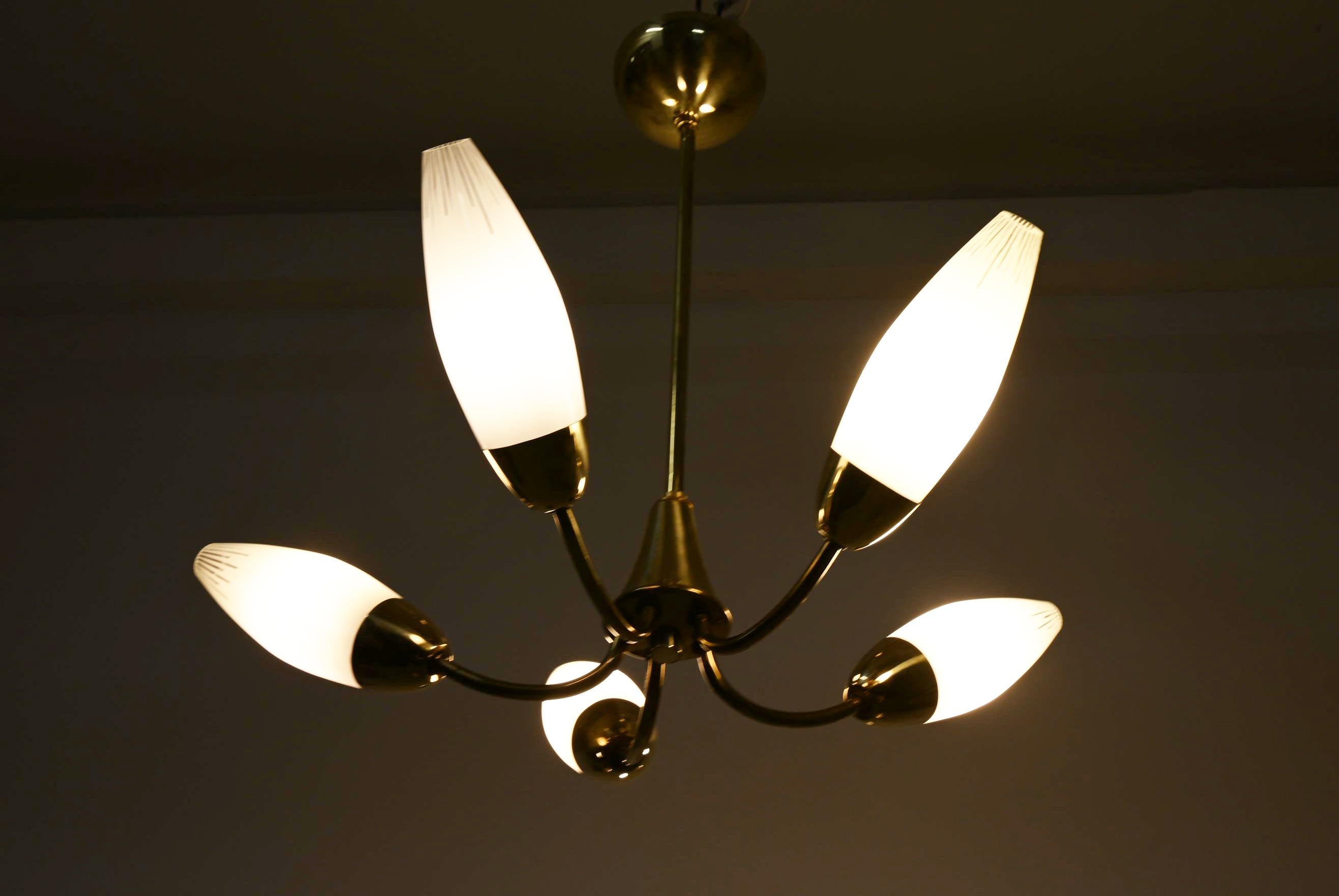 Lustre en verre opalin et laiton du milieu du siècle dernier de Rupert Nikoll en vente 7