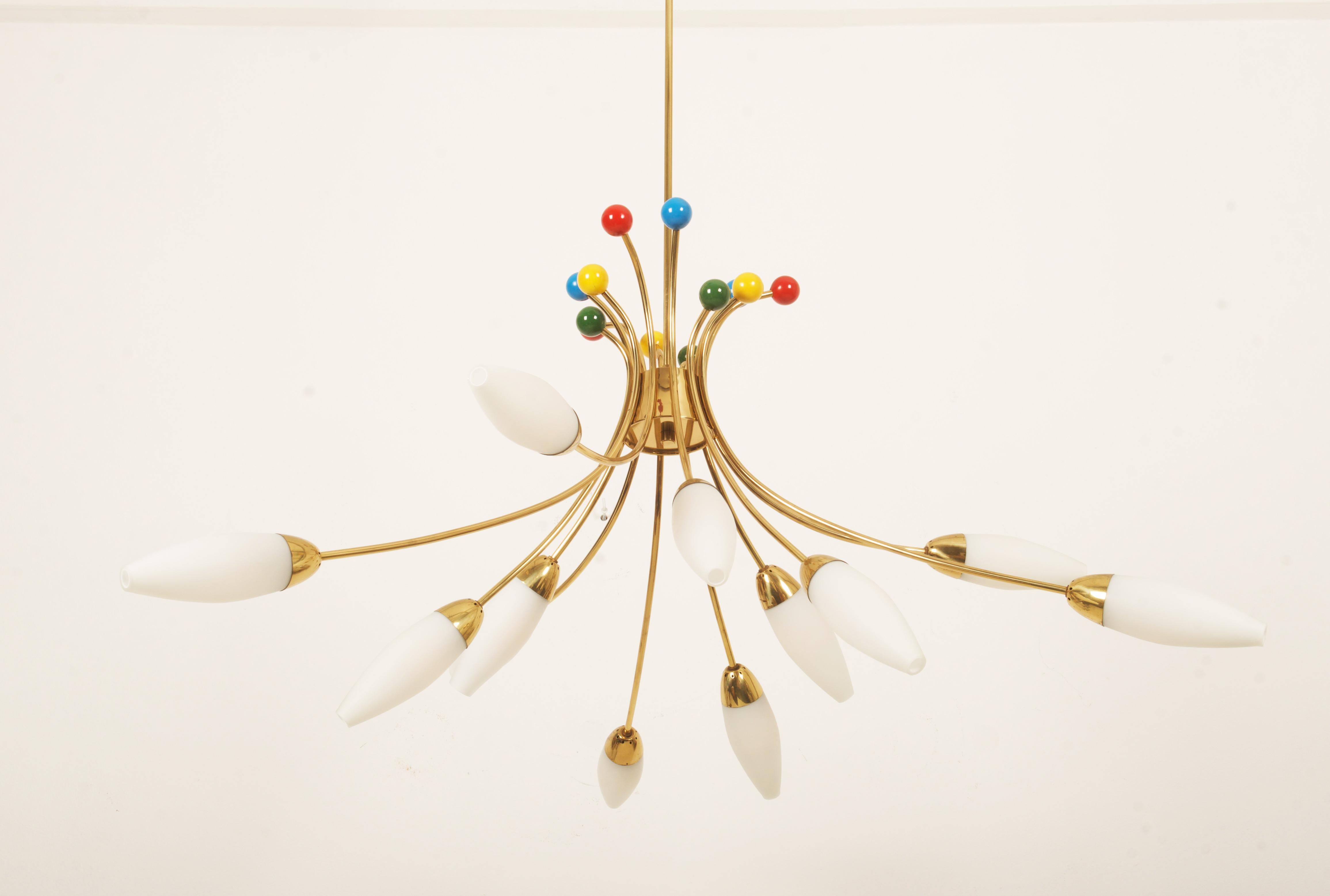 Lampadario di metà secolo in ottone e vetro opalino di Rupert Nikoll in vendita 8