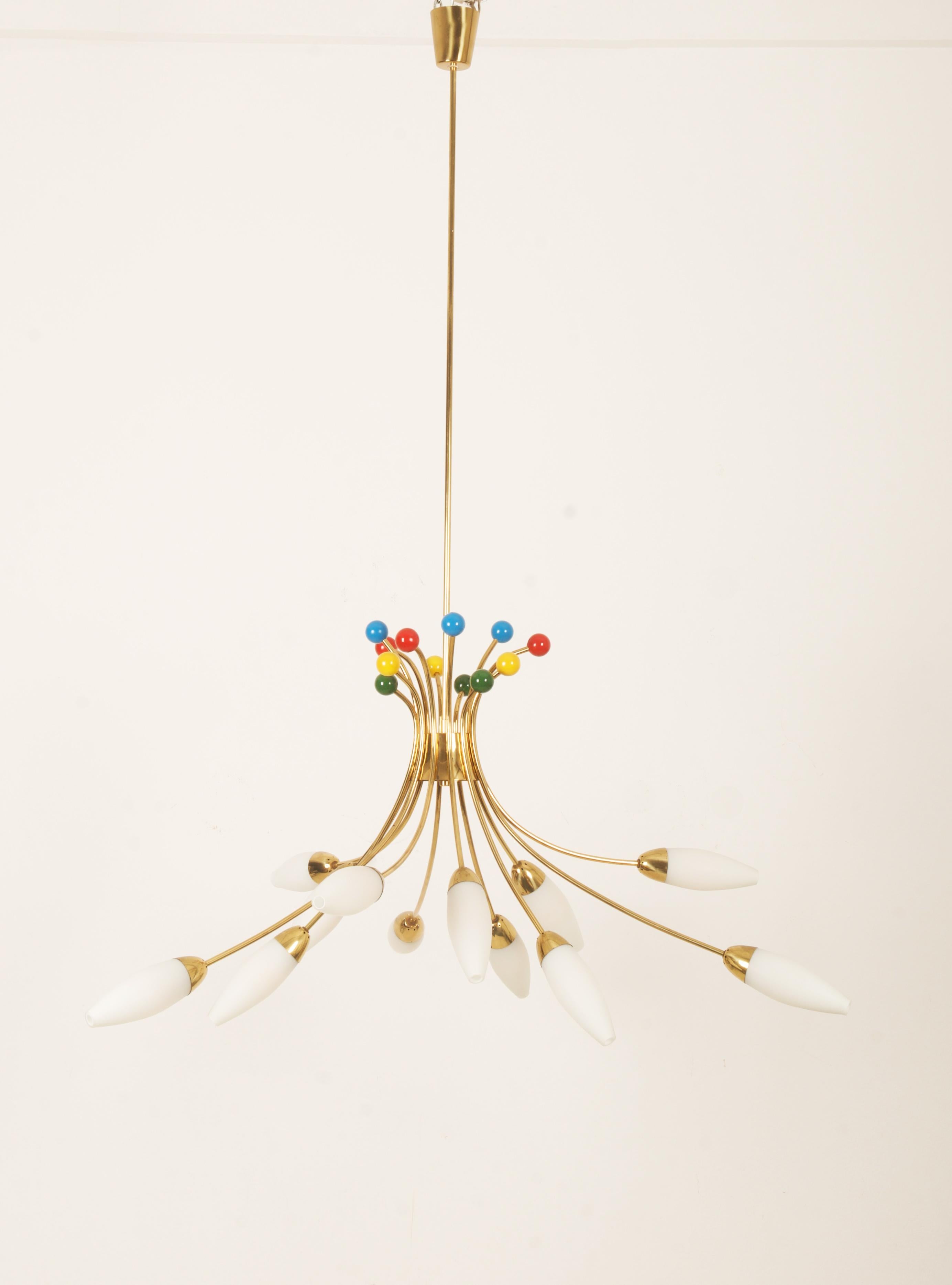 Lampadario di metà secolo in ottone e vetro opalino di Rupert Nikoll in vendita 10
