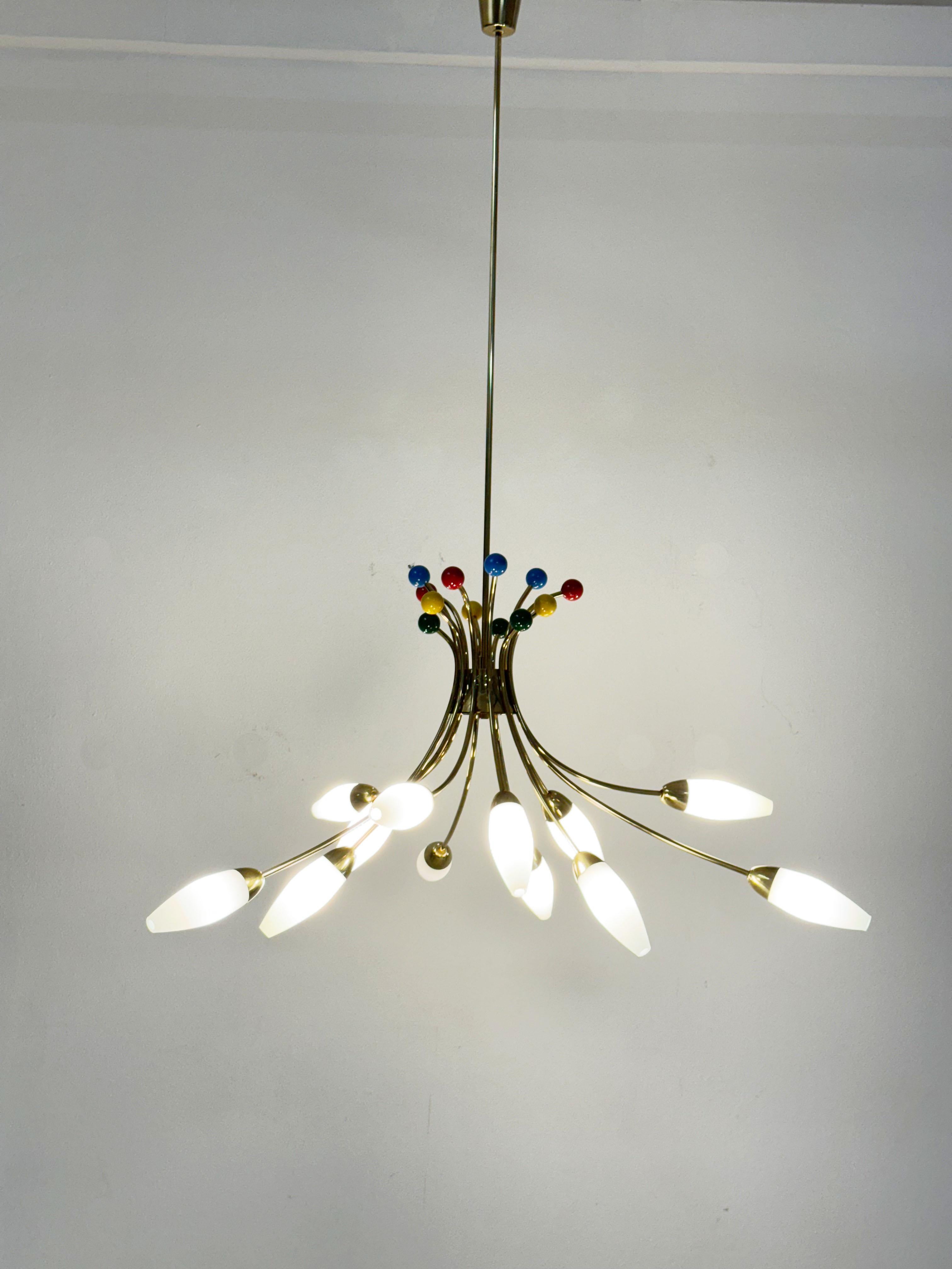 Lampadario di metà secolo in ottone e vetro opalino di Rupert Nikoll in vendita 12