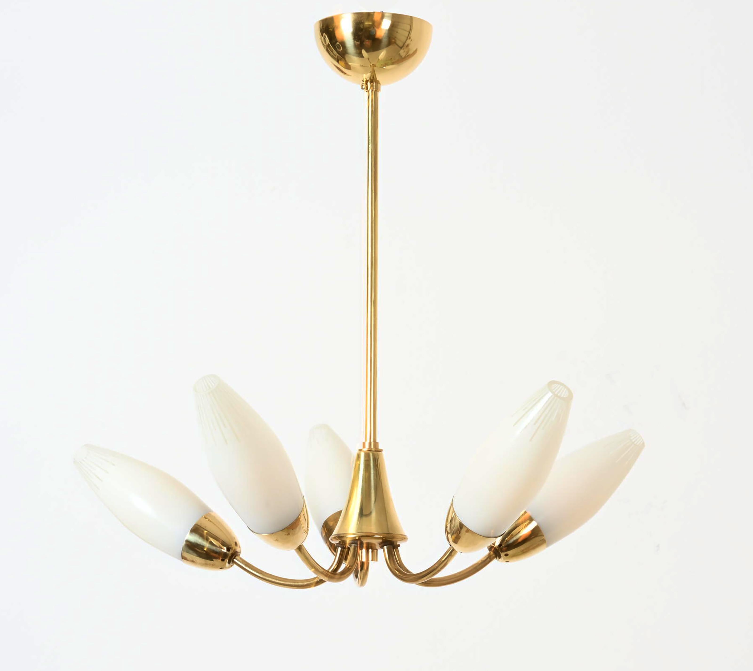 Cadre en laiton avec 5 bras et abat-jour en verre opalin blanc, chacun équipé de prises E14. Fabriqué à Vienne par Rupert Nikoll à la fin des années 1950. La hauteur totale peut être personnalisée.