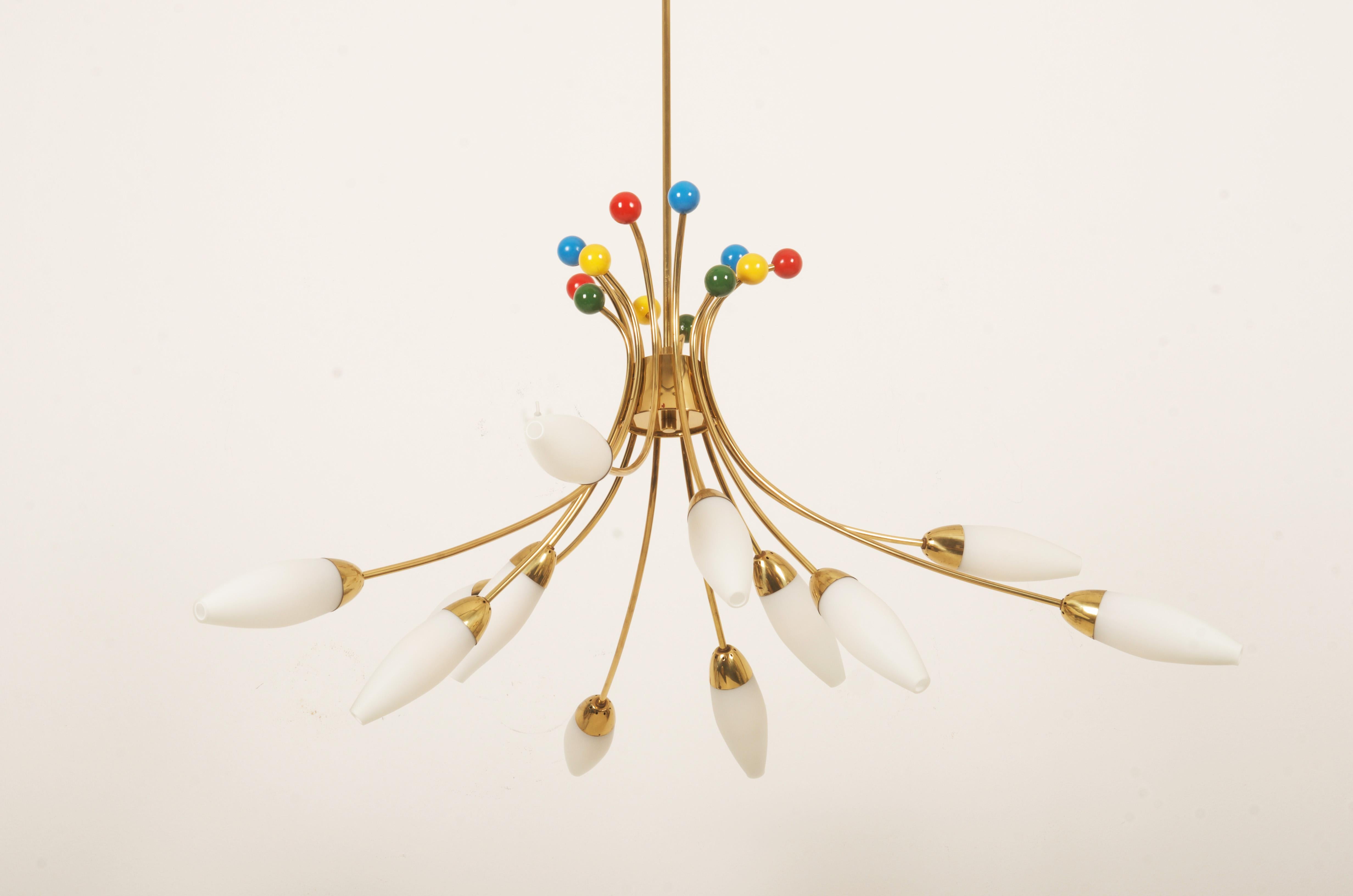 Mid-Century moderno Lampadario di metà secolo in ottone e vetro opalino di Rupert Nikoll in vendita