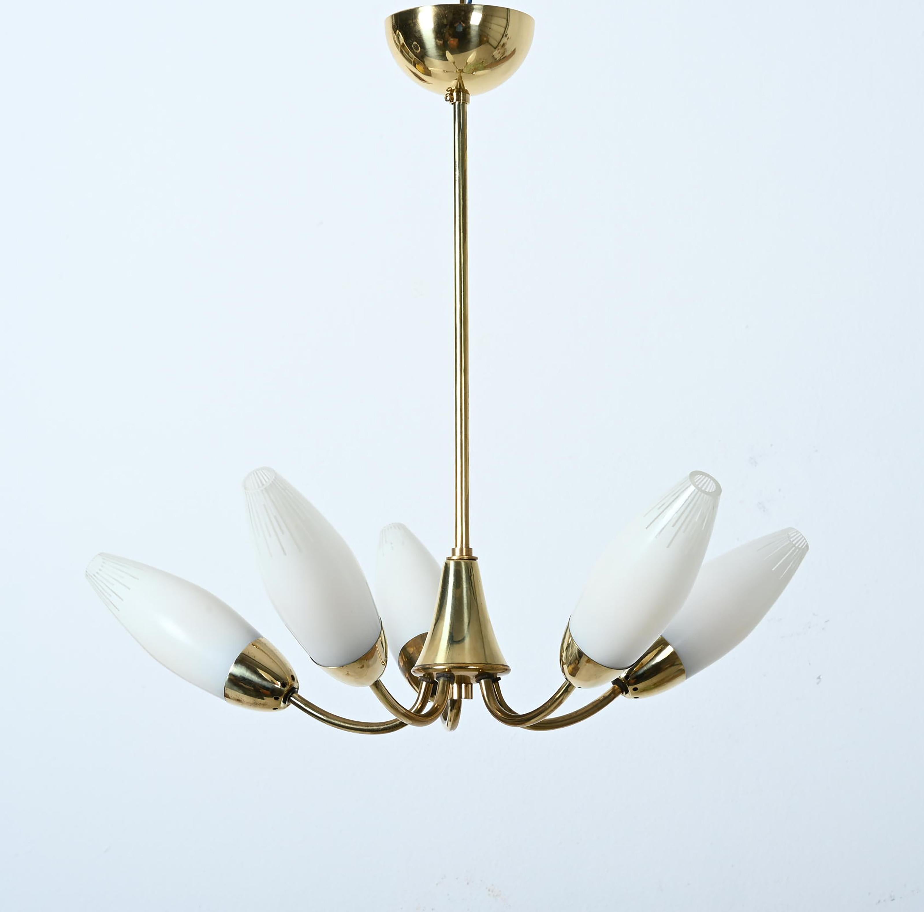 Mid-Century Modern Lustre en verre opalin et laiton du milieu du siècle dernier de Rupert Nikoll en vente