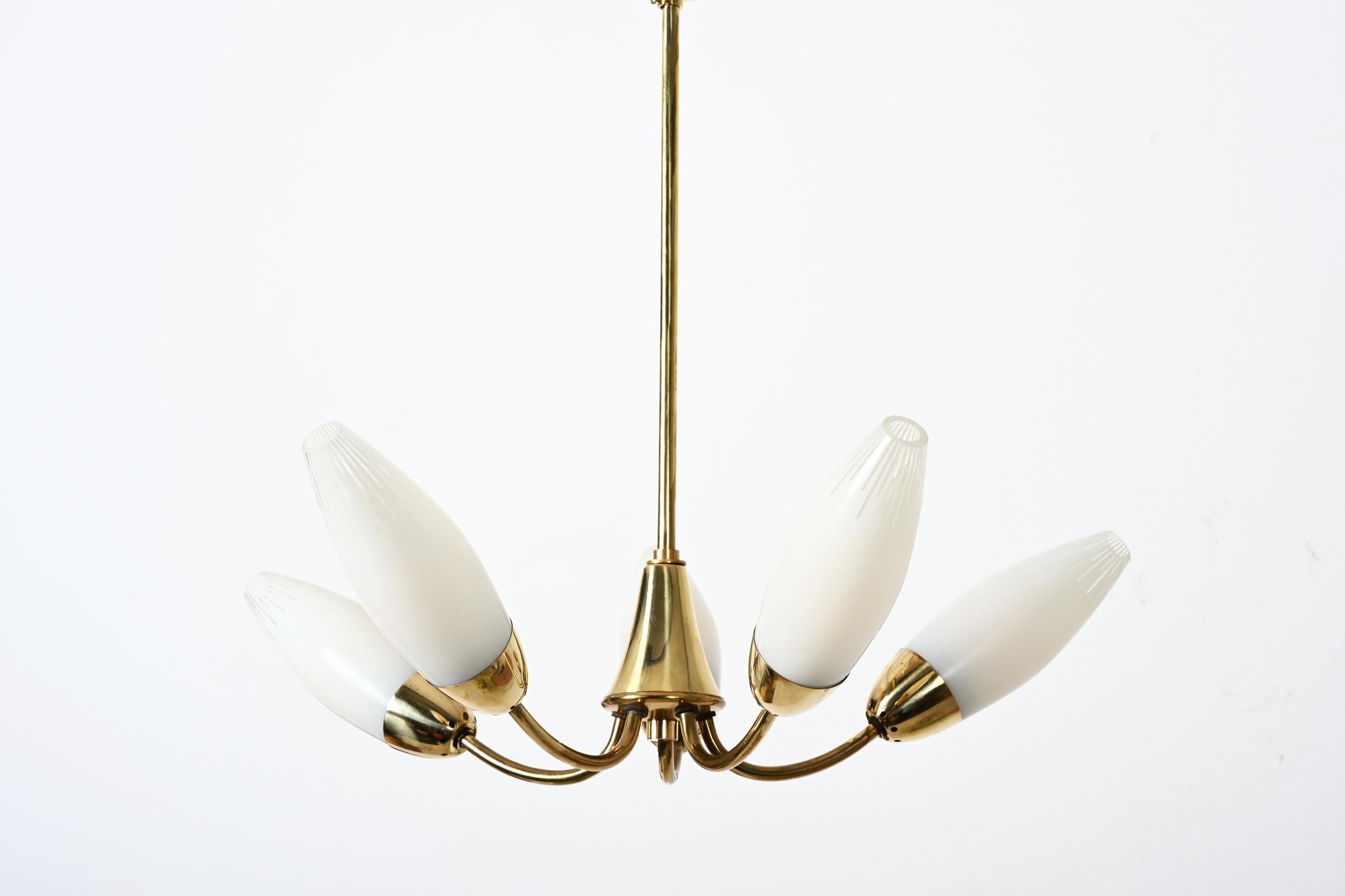 Autrichien Lustre en verre opalin et laiton du milieu du siècle dernier de Rupert Nikoll en vente